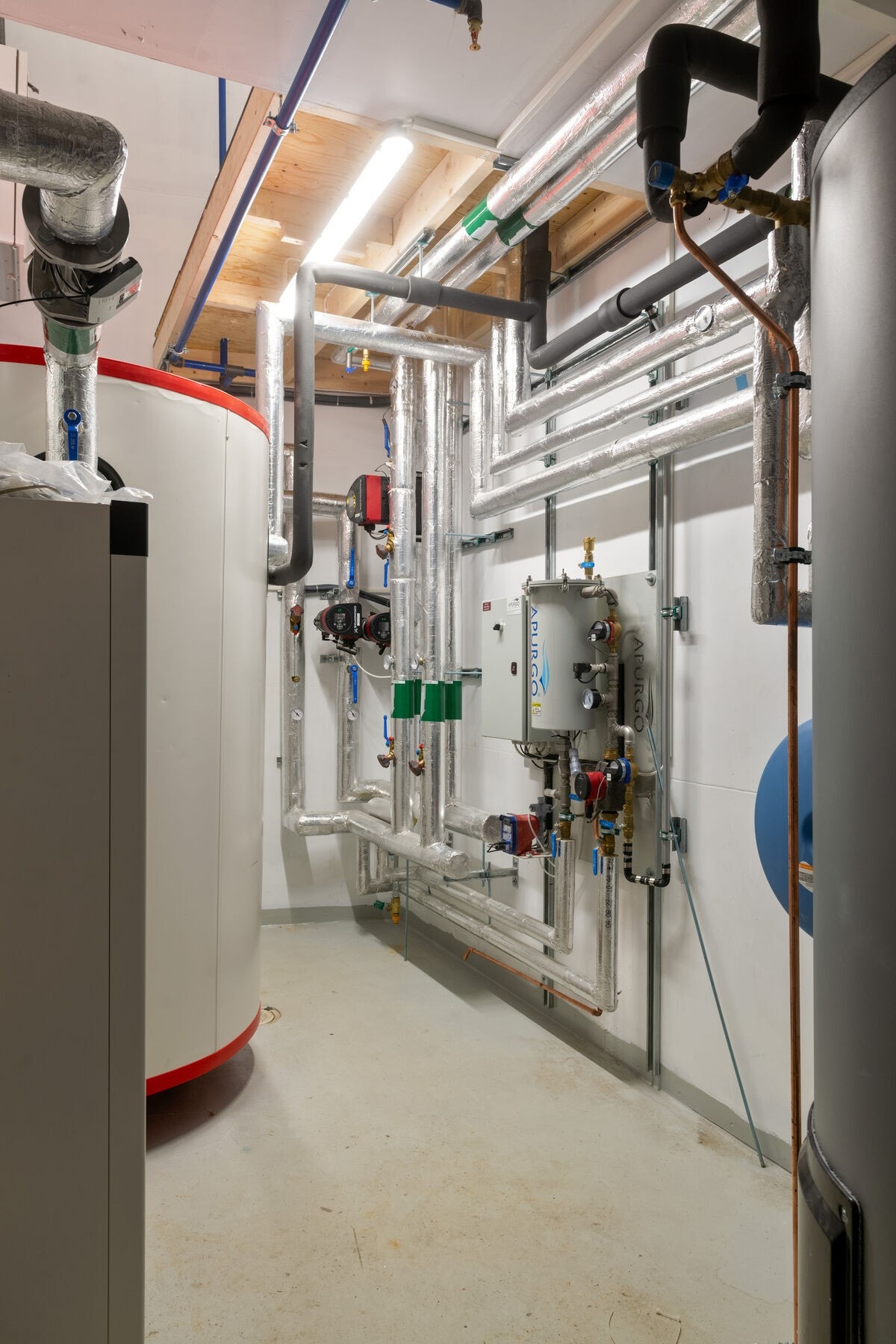 Bygget bruker jordenergi til oppvarming, og denne kommer fra 4 jordbrønner på til sammen ca, 1000 m. Energien brukes til oppvarming av vann til vannbåren varme i og til oppvarming av varmtvann til forbruksvann. Leilighetene har separate ventilasjonsanl... Galleribilde