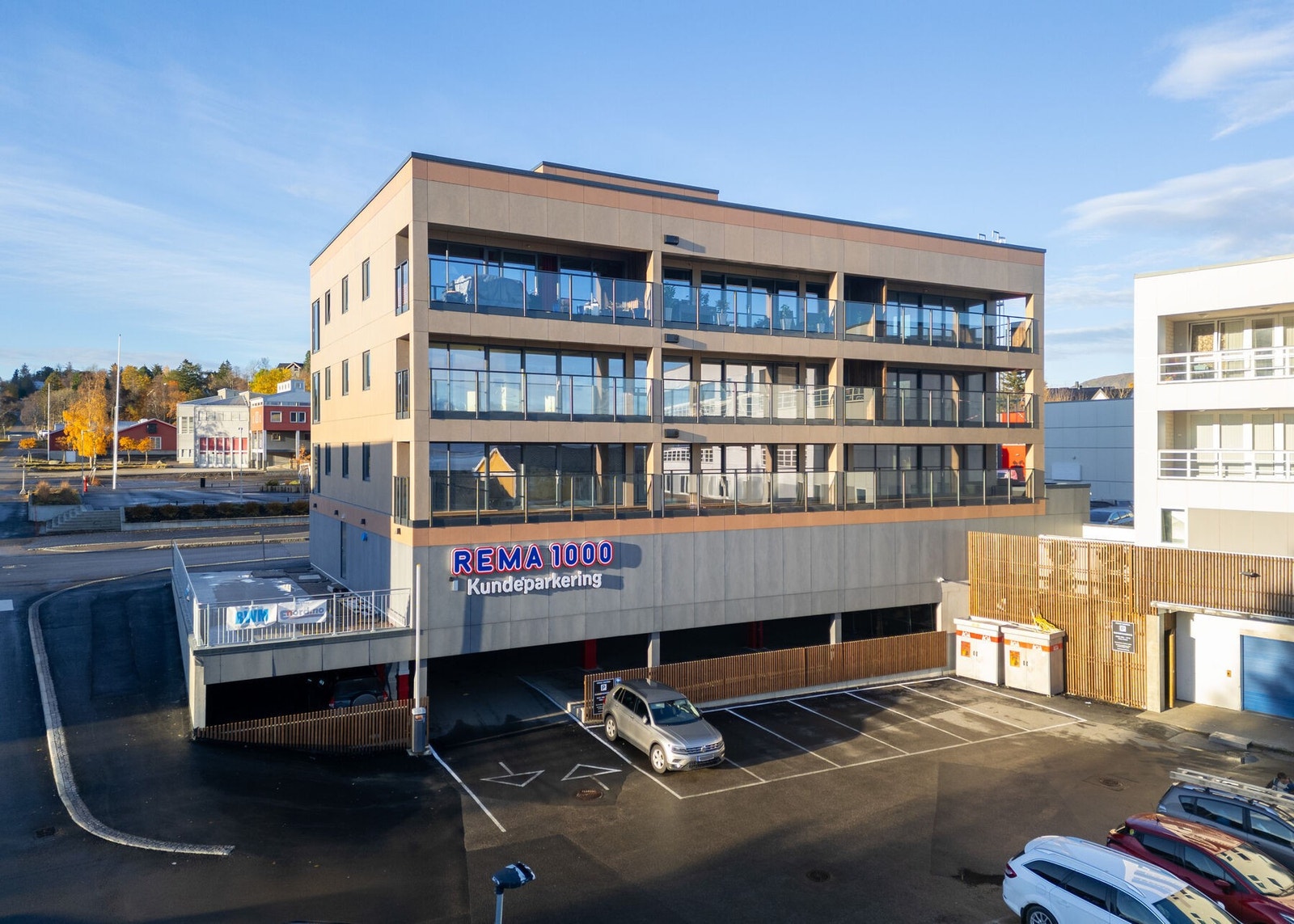 Med heisen kommer en seg fra leilighetene opp til takterrassen og ned til Rema-parkeringen. Handleturen kan utføres i tøflene, og handlevognen tas med opp i leiligheten. For interessenter vil vi arrangere byggeplassvisning. Ta kontakt med megler for me... Galleribilde