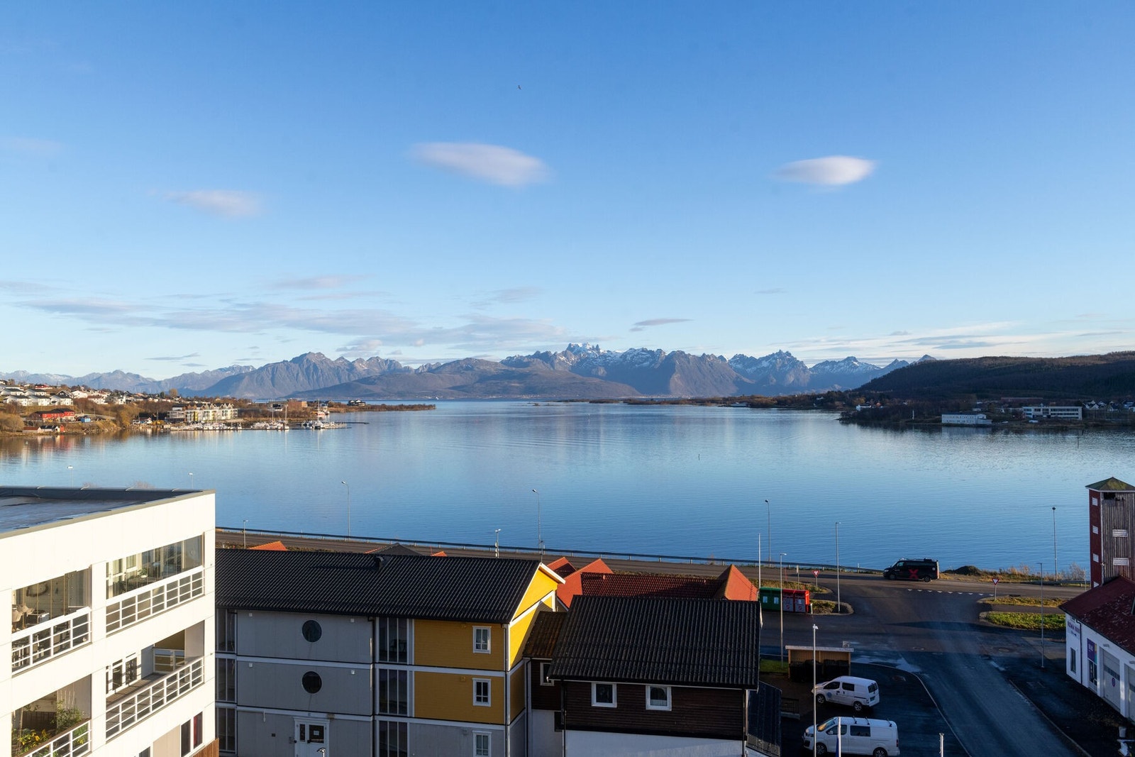 Fantastisk utsikt fra takterrassen. Med heisen kommer en seg fra leilighetene opp til takterrassen. Galleribilde