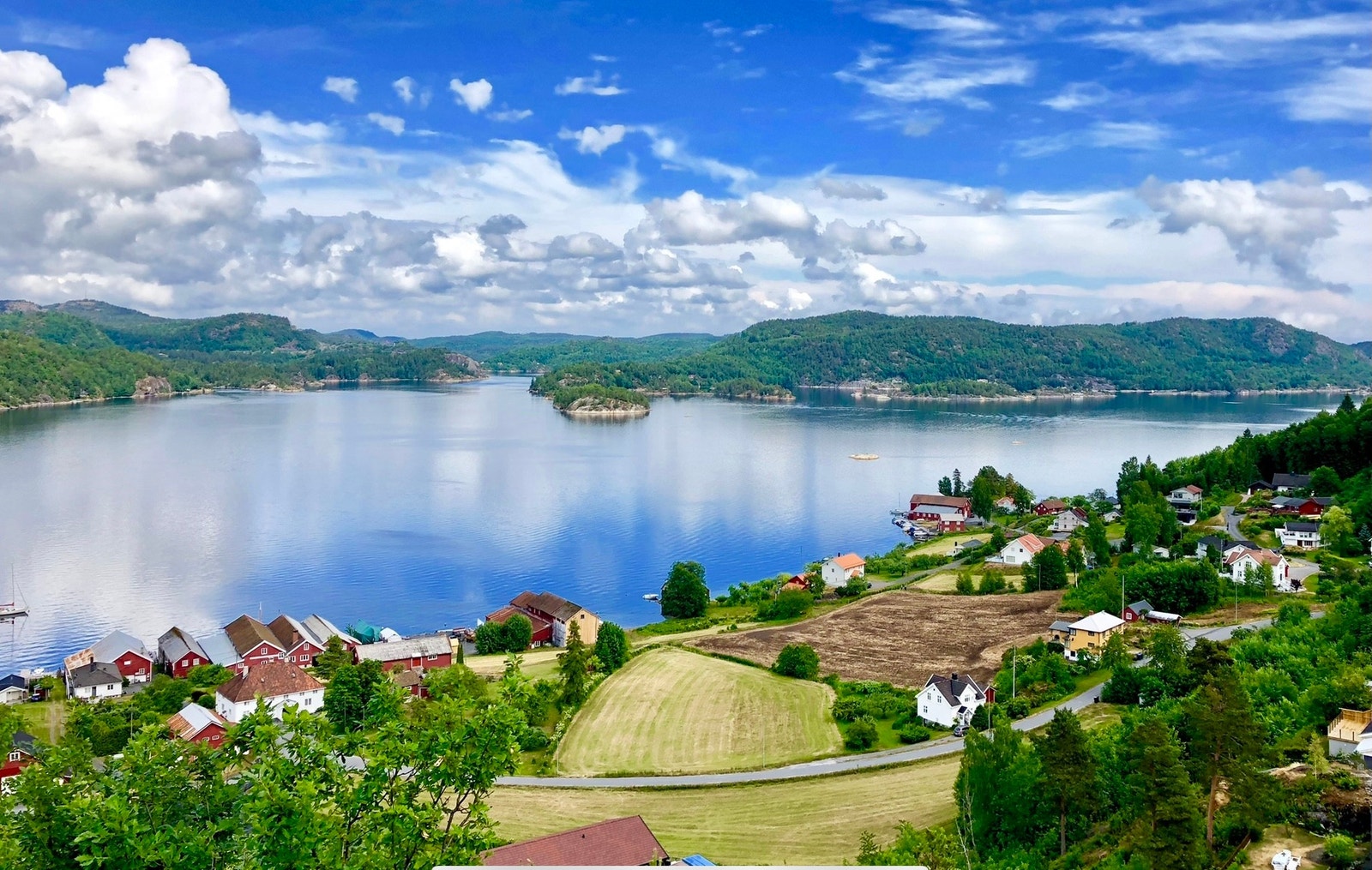 Flott tursti til Fløystua på Sletteheia med vakker utsikt Galleribilde