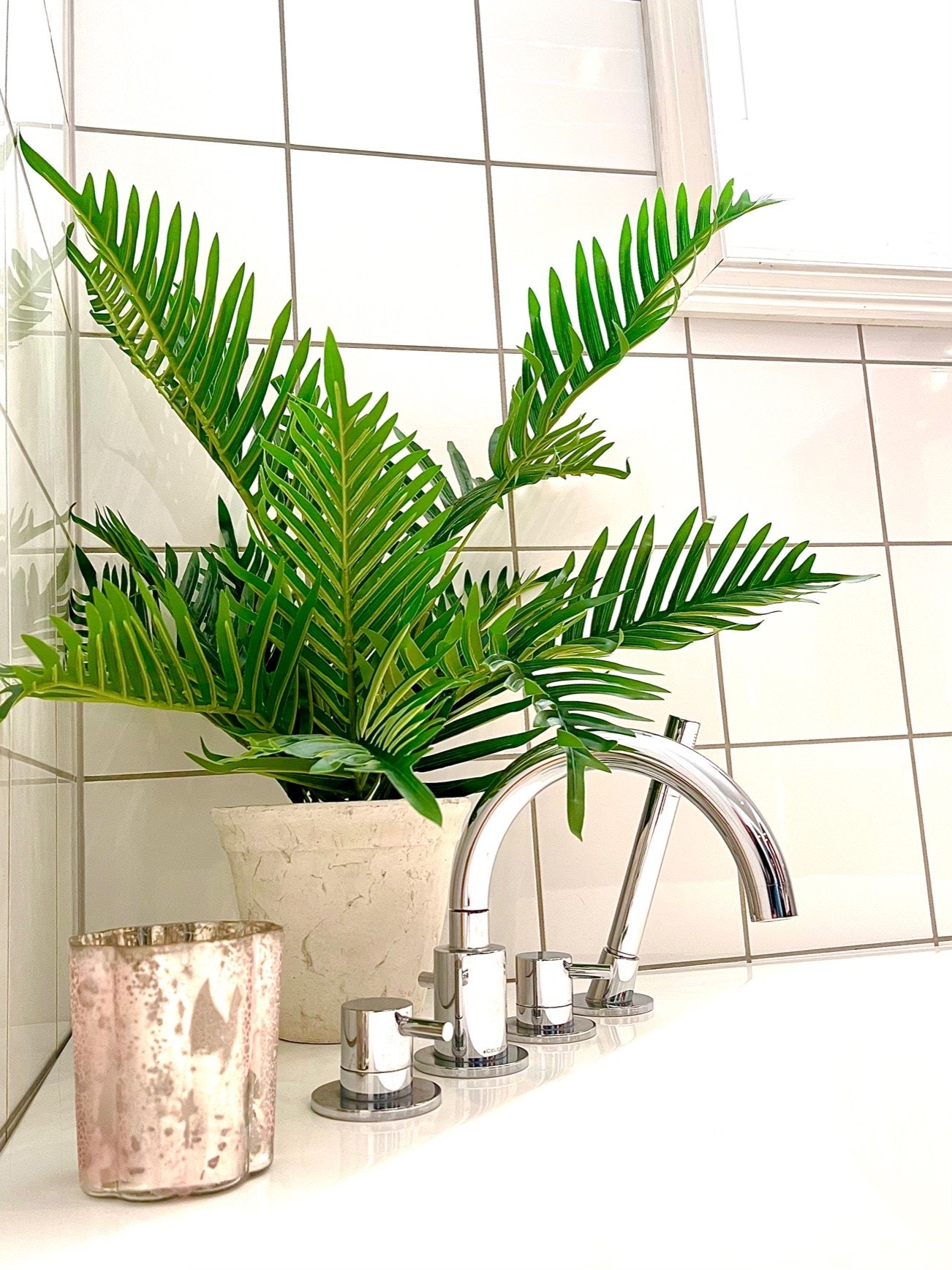 Flott bad med dusj og badekar Galleribilde