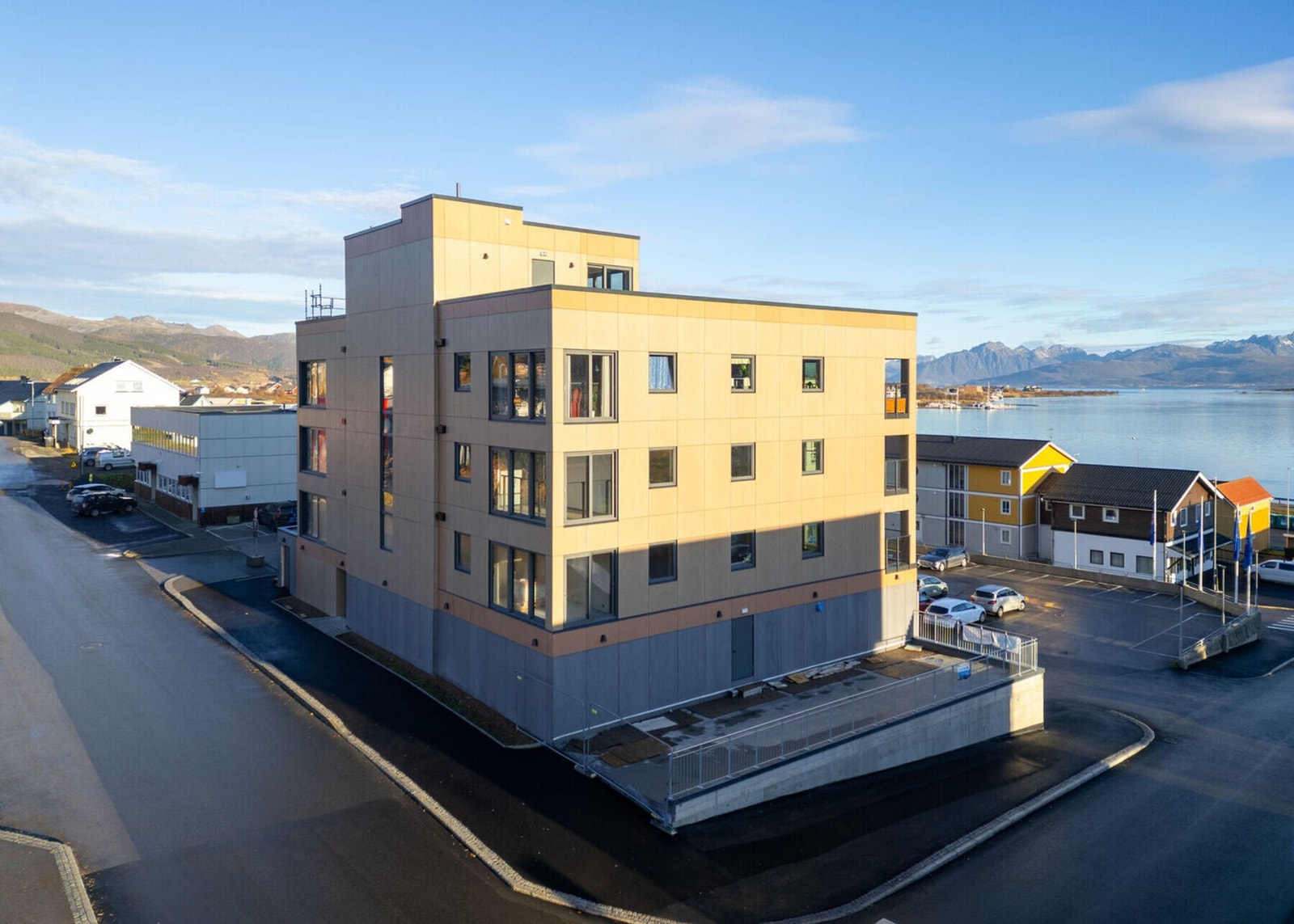 Leilighetsbygget «Bo i Sentrum» Richard Withs gate 20 i Stokmarknes sentrum begynner å nærme seg ferdigstillelse. Alle leilighetstypene har vinterhage. Vinterhagene kan også brukes som soverom 3. Galleribilde