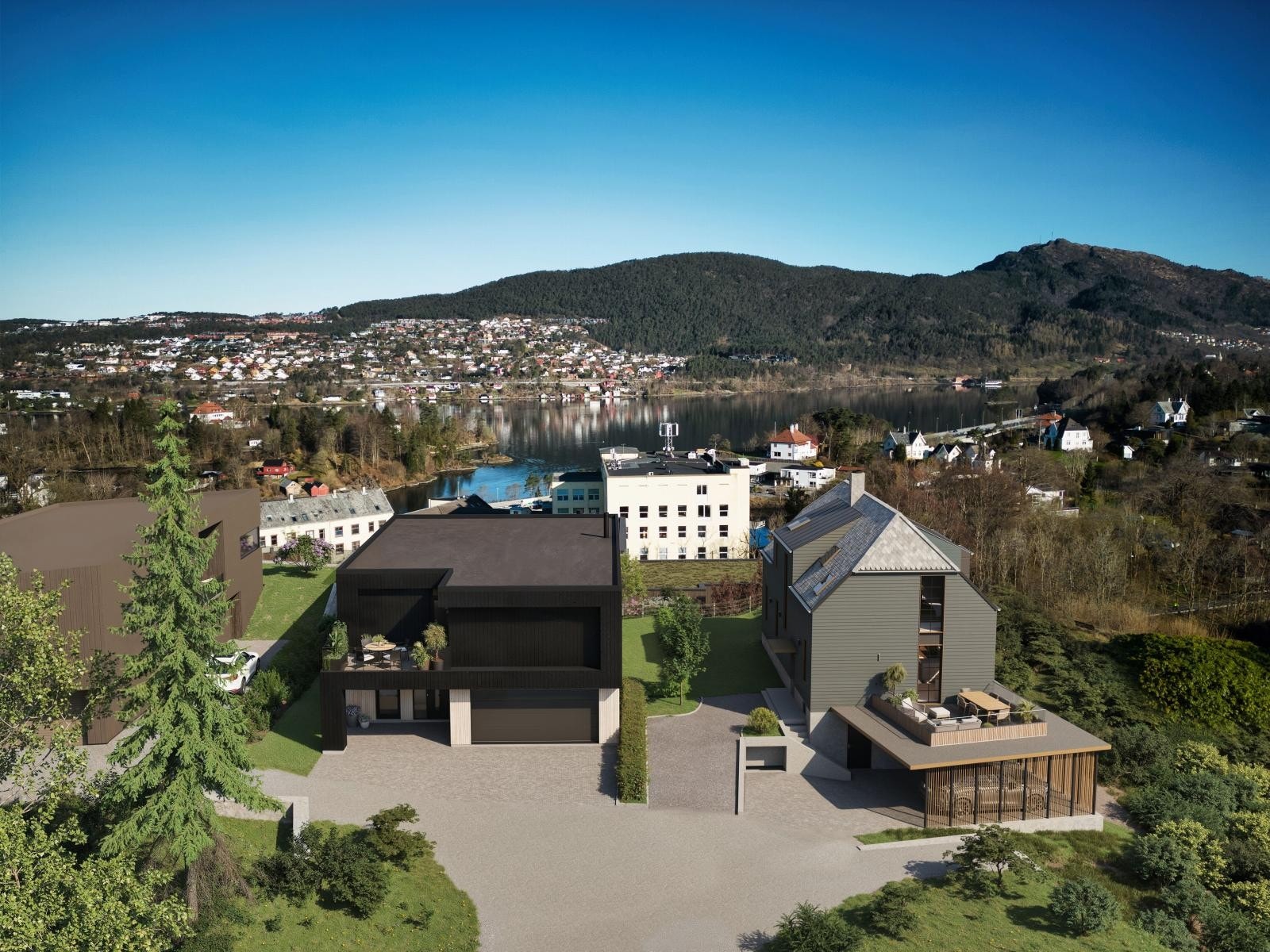 Merk altan mot øst, her får du en flott uteplass med morgensol, samtidig som hovedinngangen blir skjermet for vær og vind. Eiendommen leveres gruset rundt huset, slik at du enkelt kan etablere eventuell asfalt, plen og prydbusker. Galleribilde