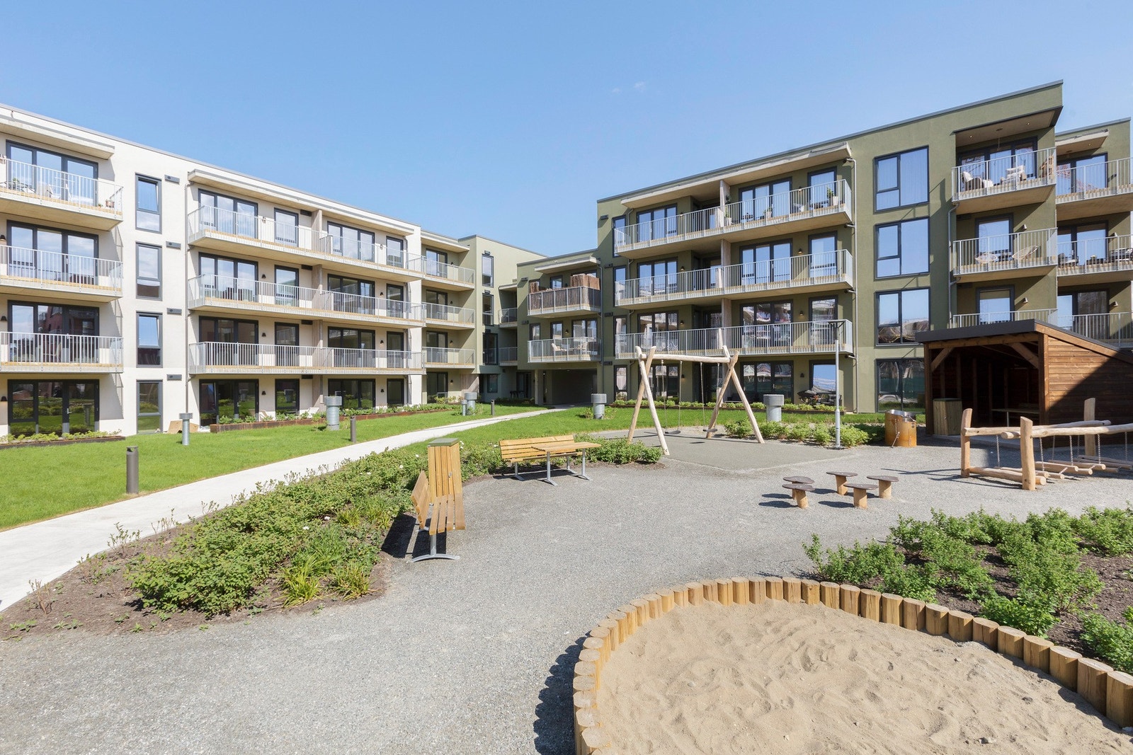 Her får du kort vei til alt, parkering og heis rett opp til leiligheten. Galleribilde