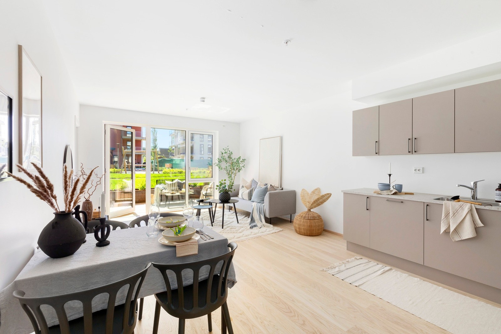 God takhøyde i oppholdsrom, store vindusflater, kjøkken- og baderomsinnredning fra kvalitetsleverandøren HTH. Galleribilde