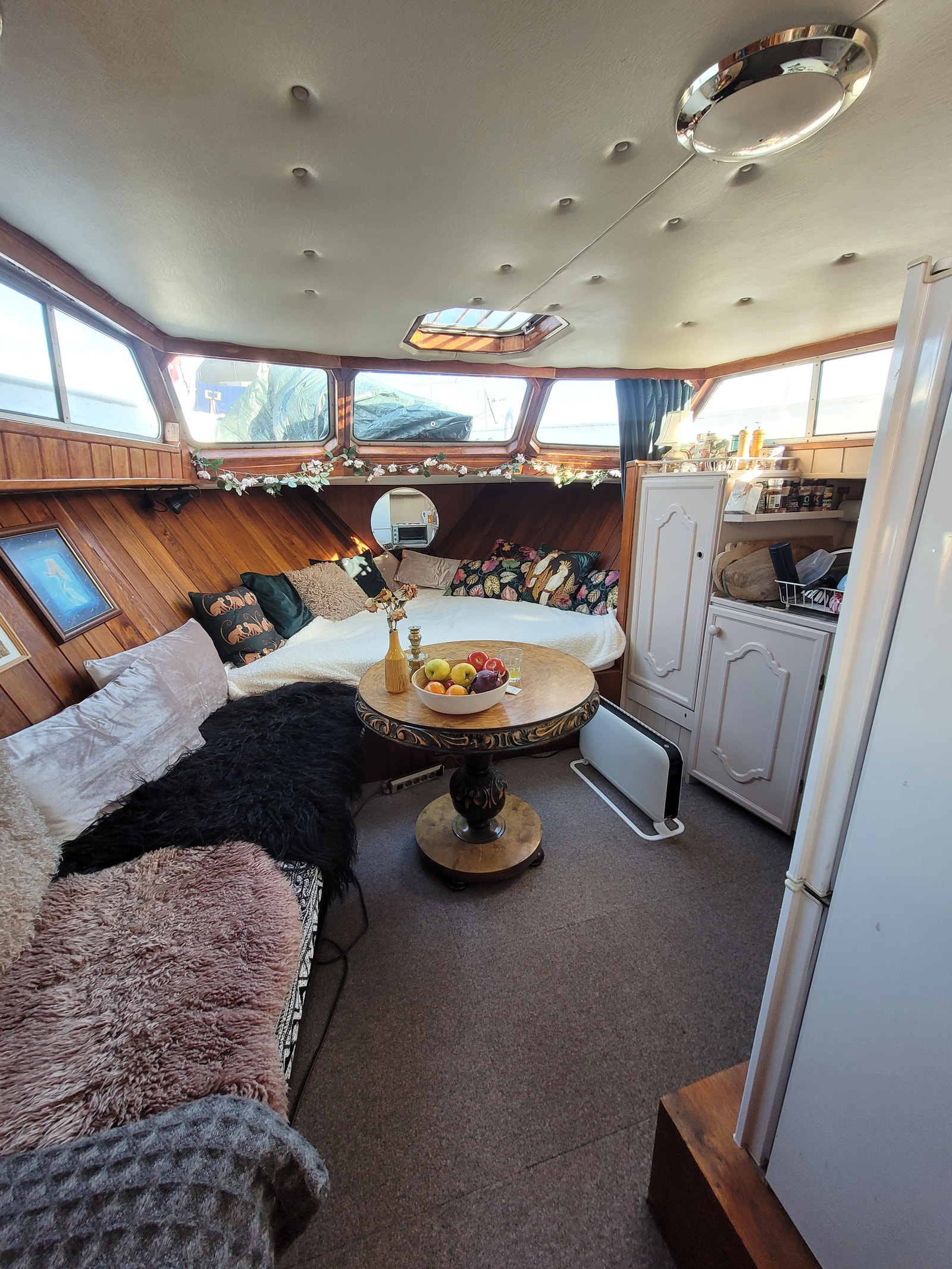 Koselig kjøkken med stor sofa / sengeplass til to. Galleribilde