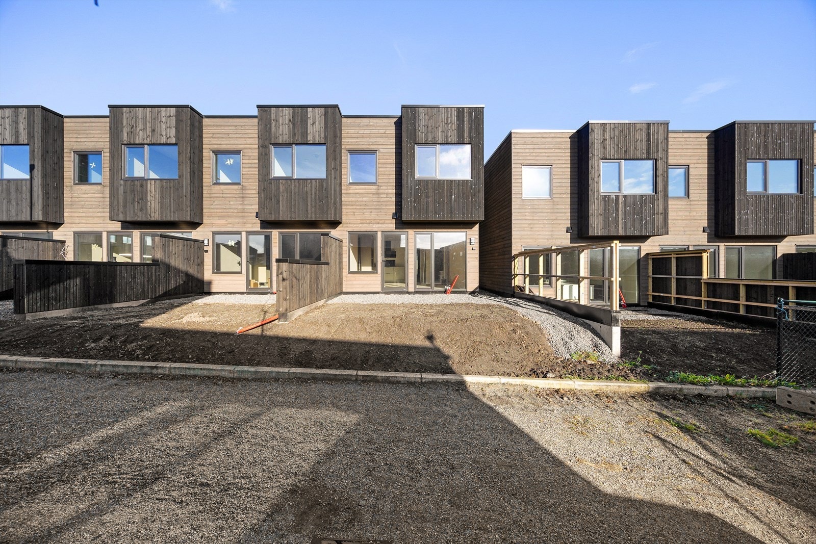 Velkommen til Sporafjell BKS 15 - Rekkehus med hage, to bad og tre soverom på toppen av Sporafjell. Perfekt for en familie som ønsker en koselig og funksjonell bolig. Galleribilde