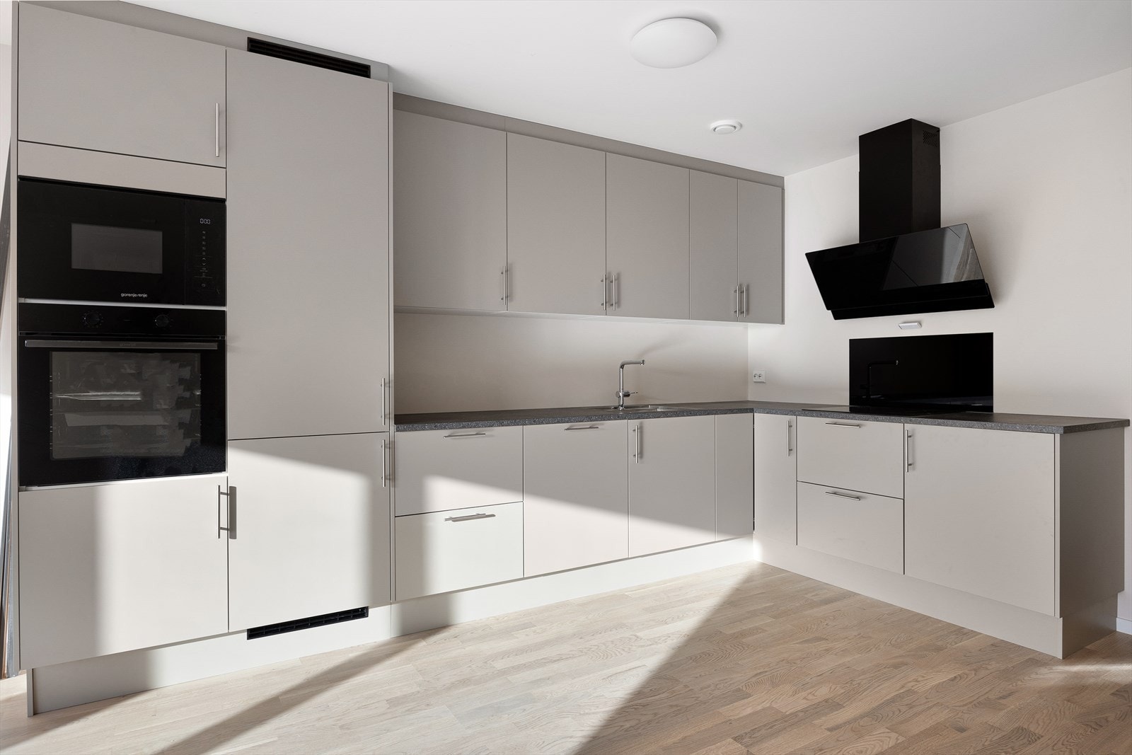 Innholdsrik kjøkkeninnredning, levert av Nettoline Galleribilde