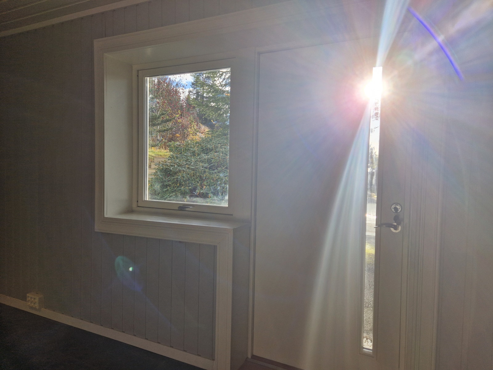 Lys og trivelig inngang med stort vindu som slipper inn rikelig med naturlig lys. Galleribilde