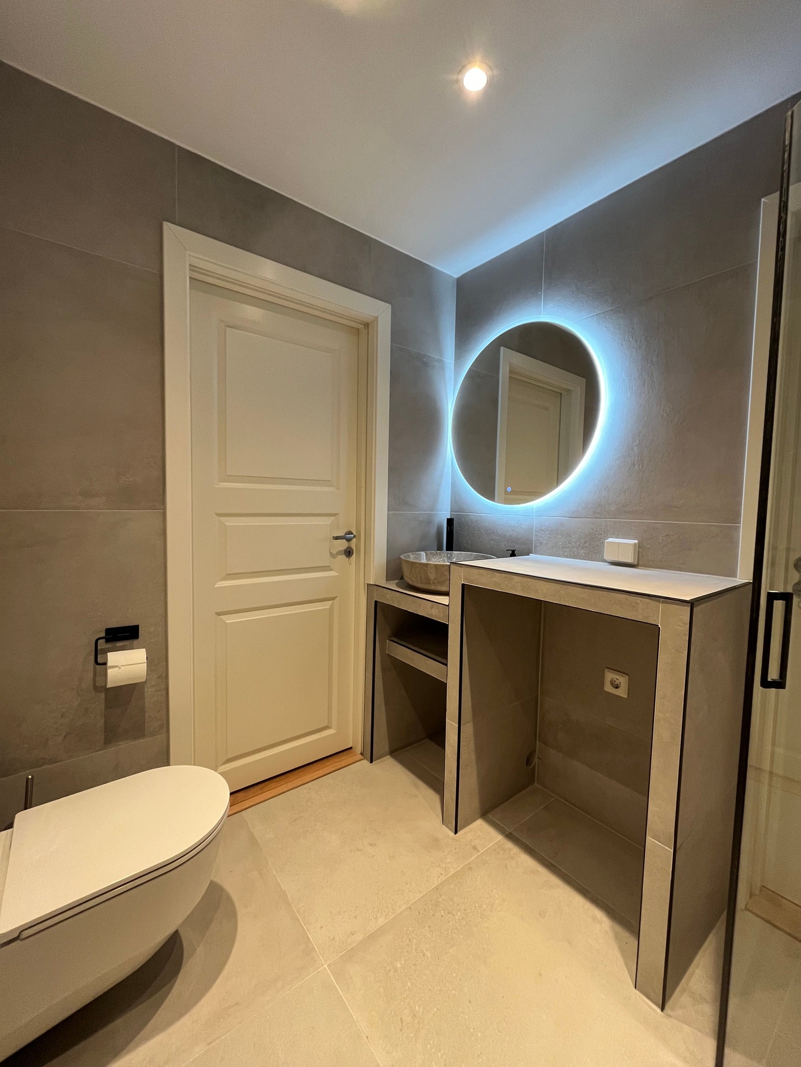 Moderne bord laget med fliser og plass til vaskemaskin (vil bli levert). Døren på bildet vil være låst, da den gir tilgang til andre deler av huset. Galleribilde