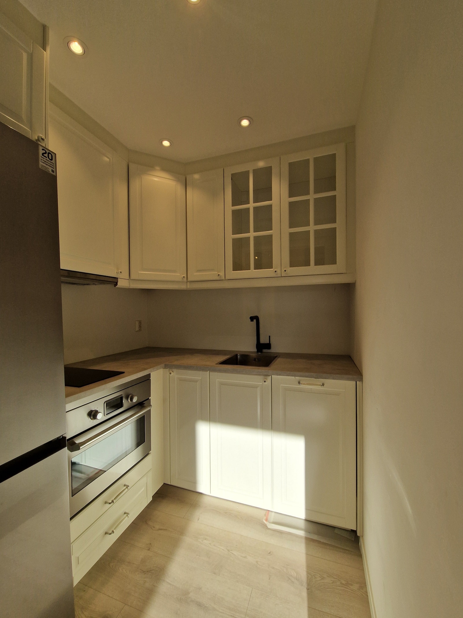 Nytt kjøkken fra IKEA (2024) med komplett sett av hvitevarer. Galleribilde