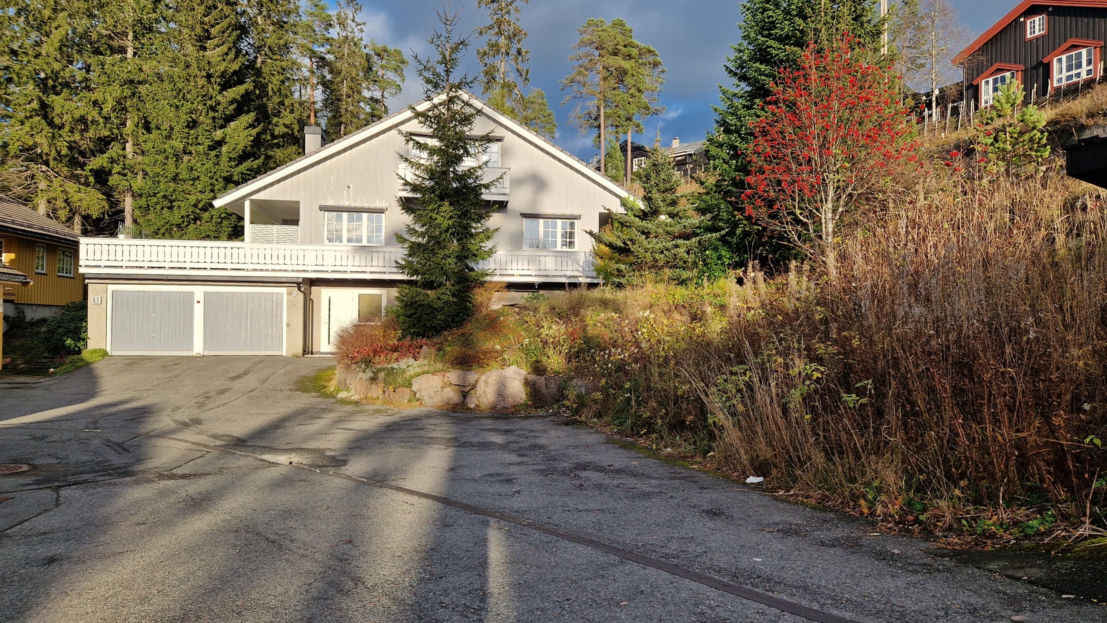 Området er rolig og behagelig, ideelt for turgåing og friluftsaktiviteter. Nabolaget byr på naturskjønne omgivelser og gode turmuligheter rett utenfor døren. Galleribilde
