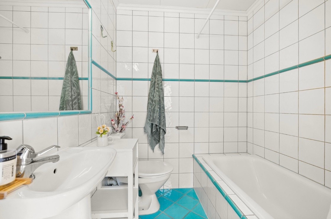 Det er satt inn vaskemaskin mellom toalett og servant Galleribilde