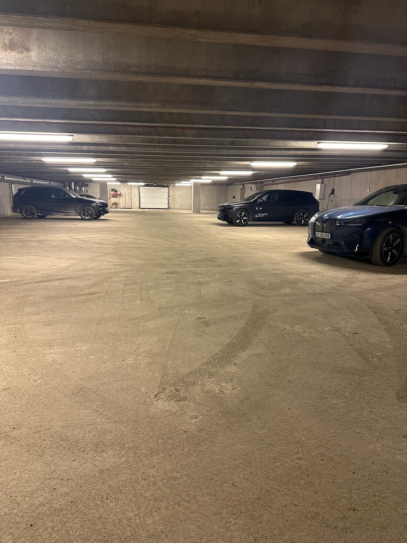 Stort garasjeanlegg under byggene. 1 stk p-plass tilhører leiligheten. Galleribilde