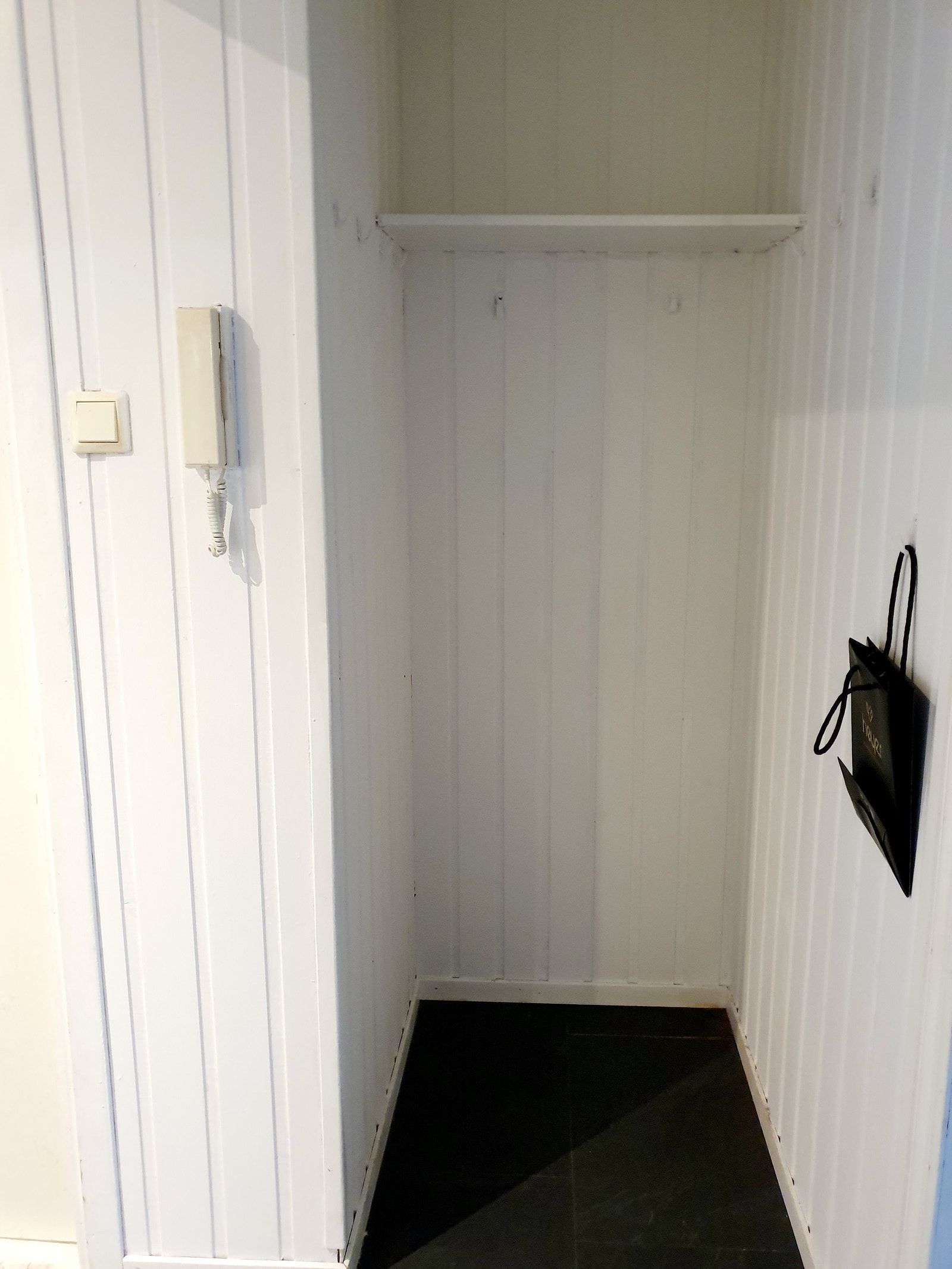 Henger klær sted Galleribilde