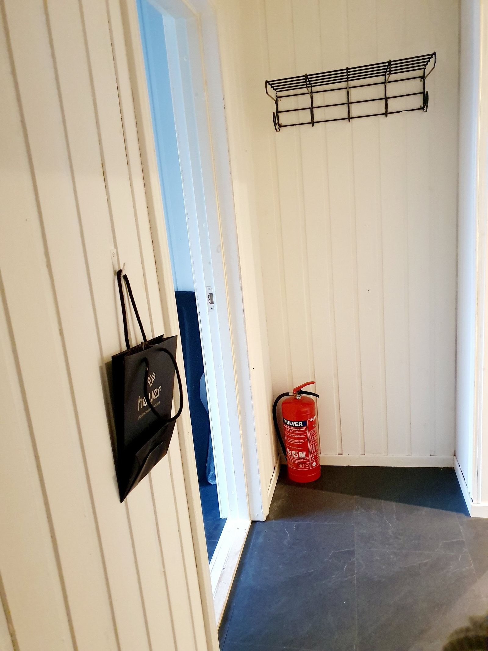 Henger klær sted Galleribilde