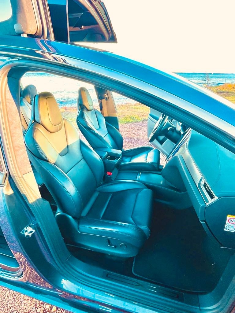Tesla Model X 11