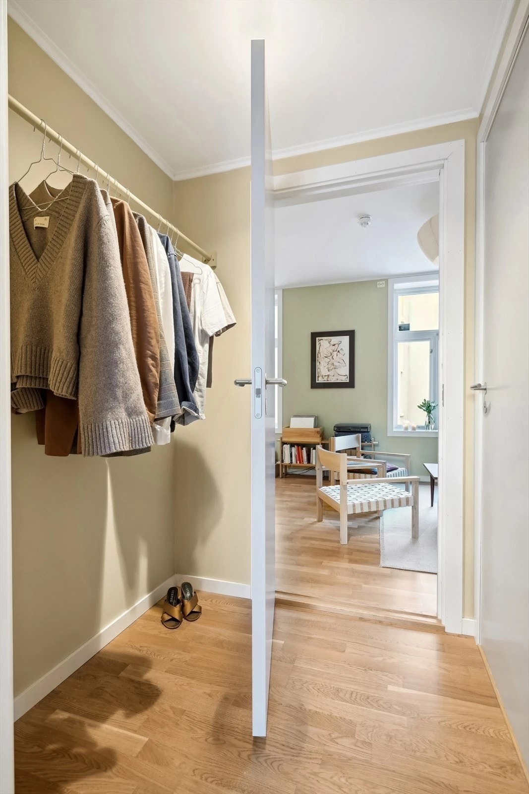 Mellomgang mellom stue og soverom 1. (bilde før oppussing) Galleribilde