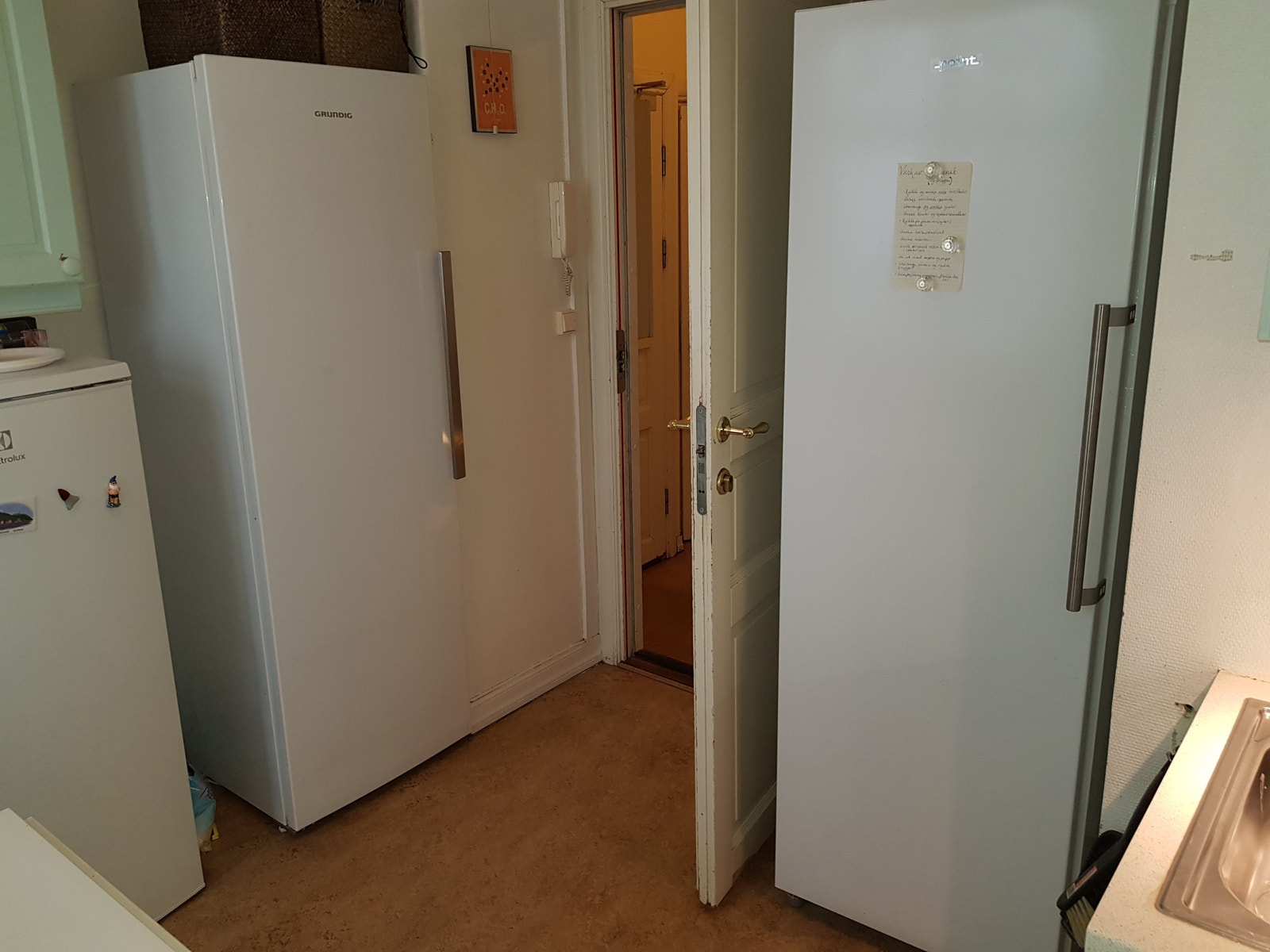 Kjøleskap, fryseskap, kjøkkendør og kjøleskap Galleribilde