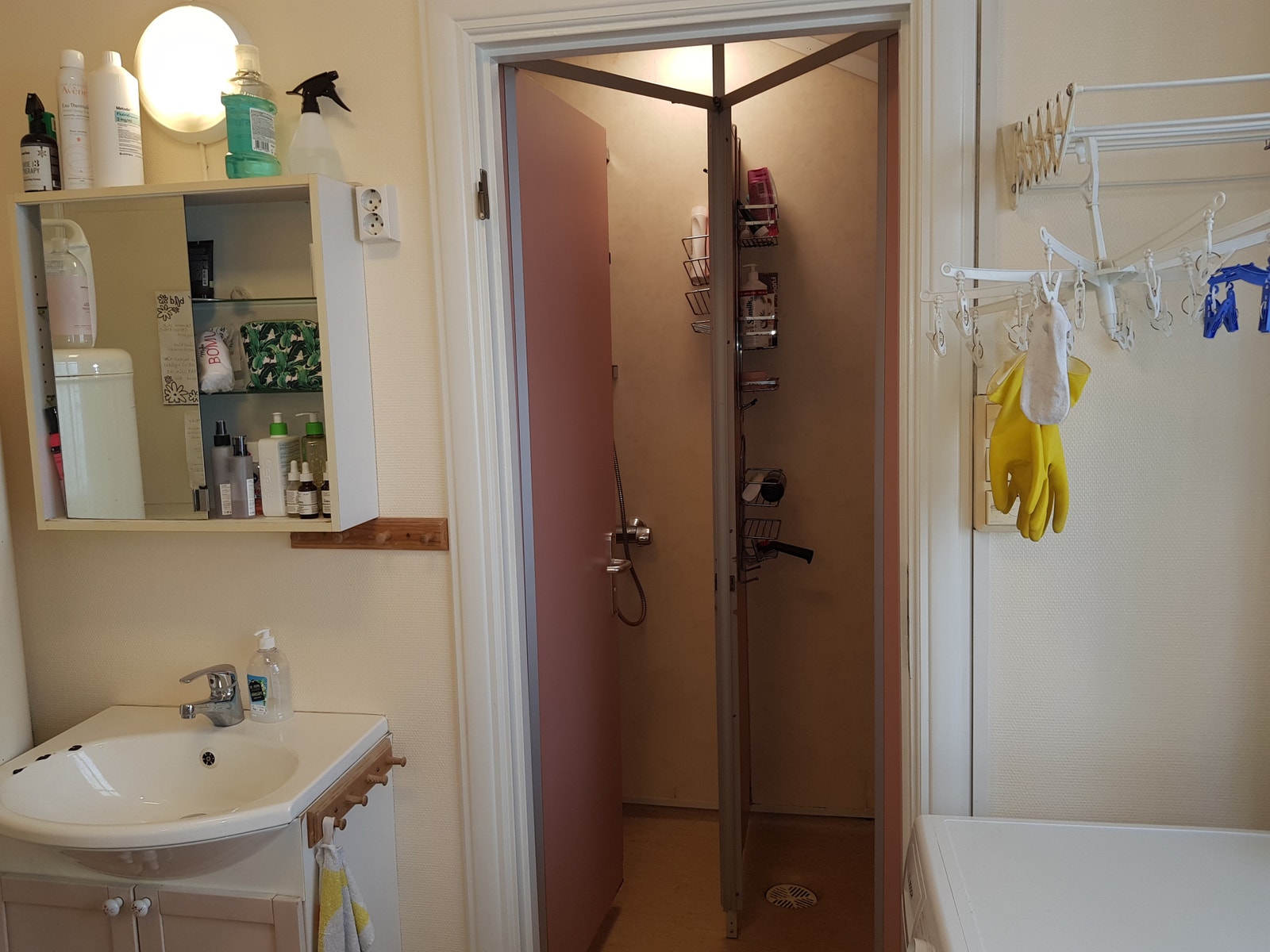 Mot rom med 2 dusjrom innenfor badet Galleribilde