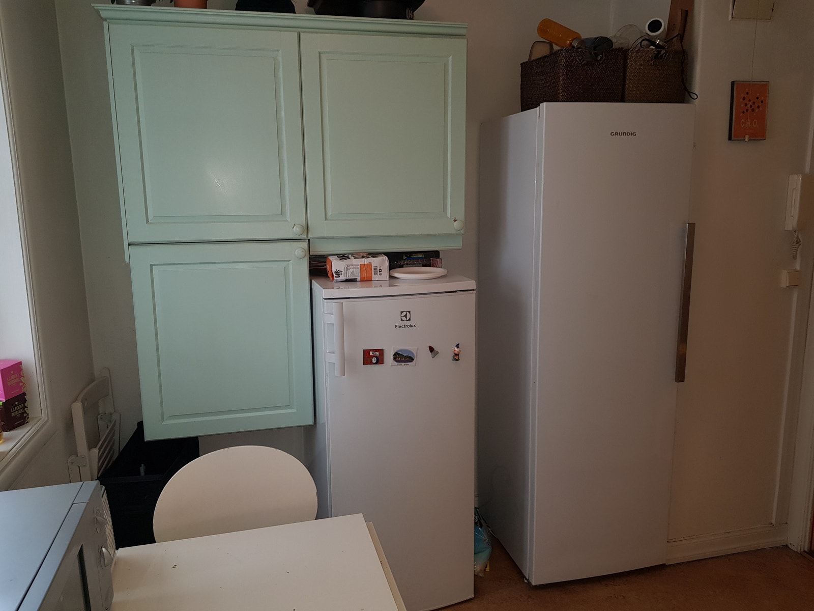 Veggskap, kjøleskap og fryseskap Galleribilde