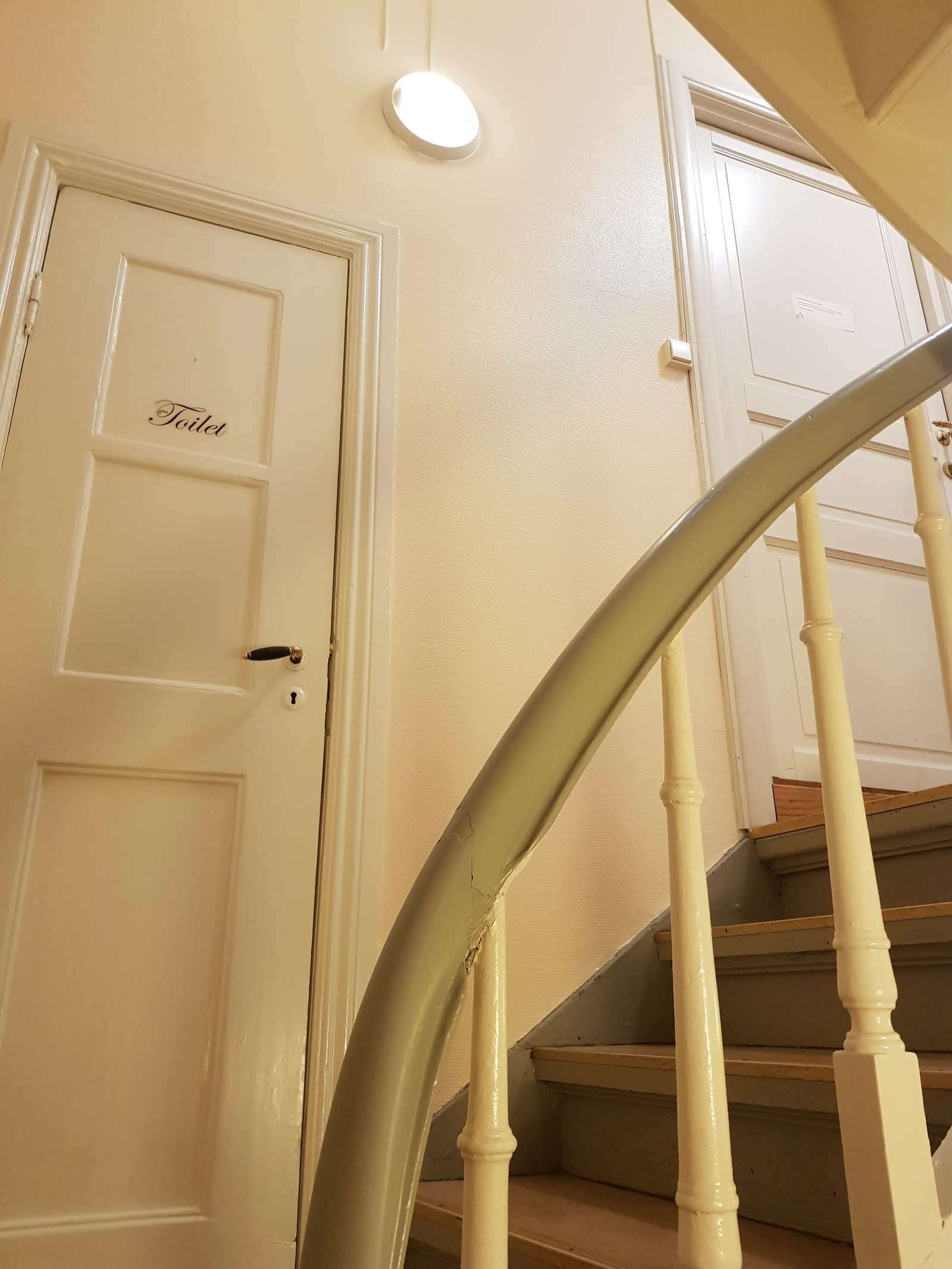 Toalettdør i trappen mellom 2. og 3. etasje Galleribilde