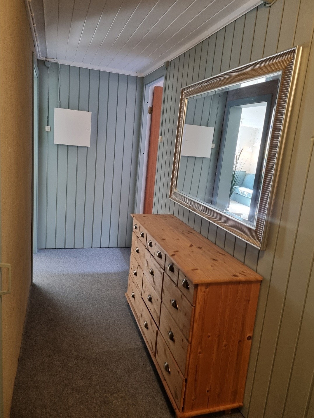 Gang med kommode og stort speil Galleribilde