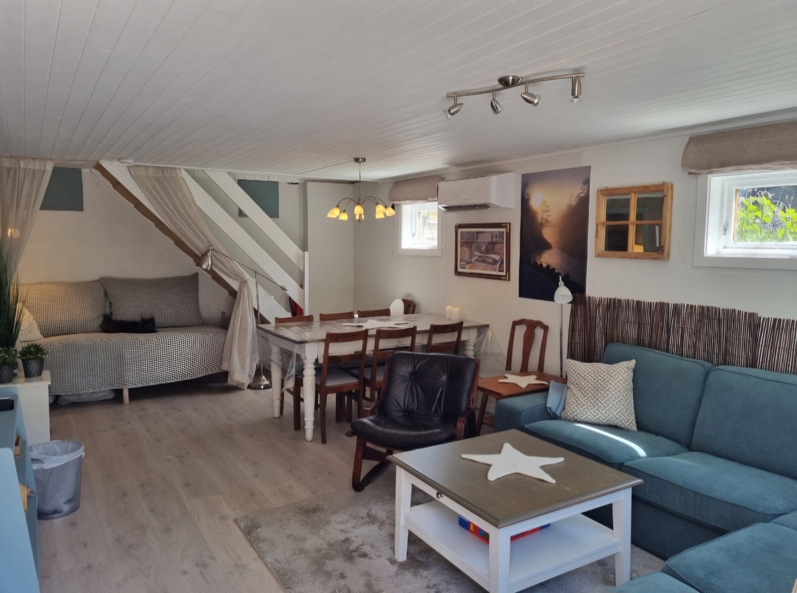 Stue med spisebord. Varmrpumpe. Nye større vinduer er satt inn våren 2025 Galleribilde