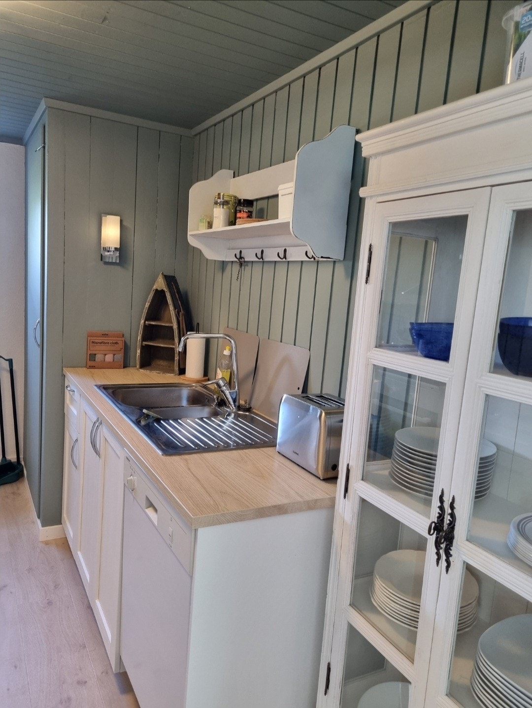 Kjøkken med oppvaskmaskin Galleribilde