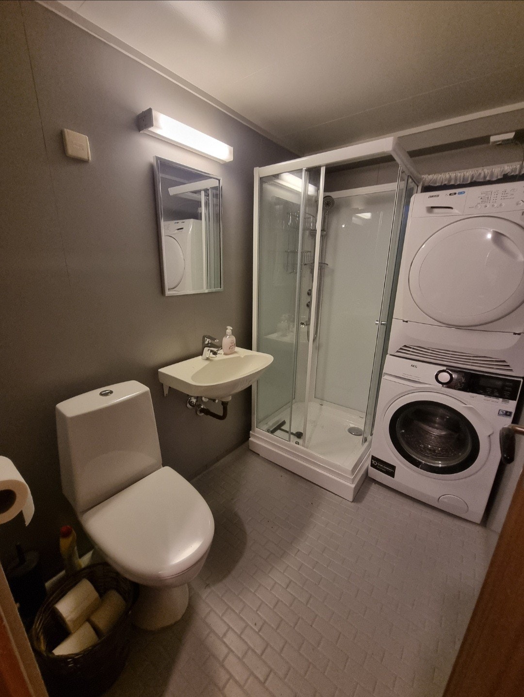 Bad med vaskemaskin og tørketrommel Galleribilde