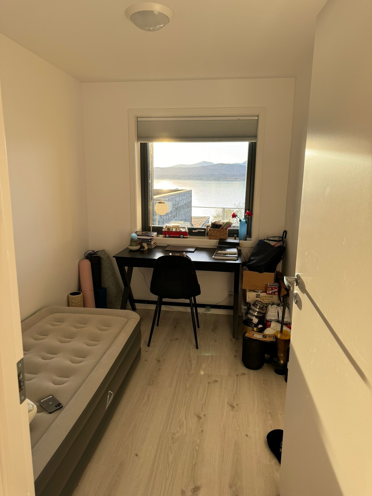 Soverom 2, her er det satt inn 120 cm kontinental seng. Galleribilde