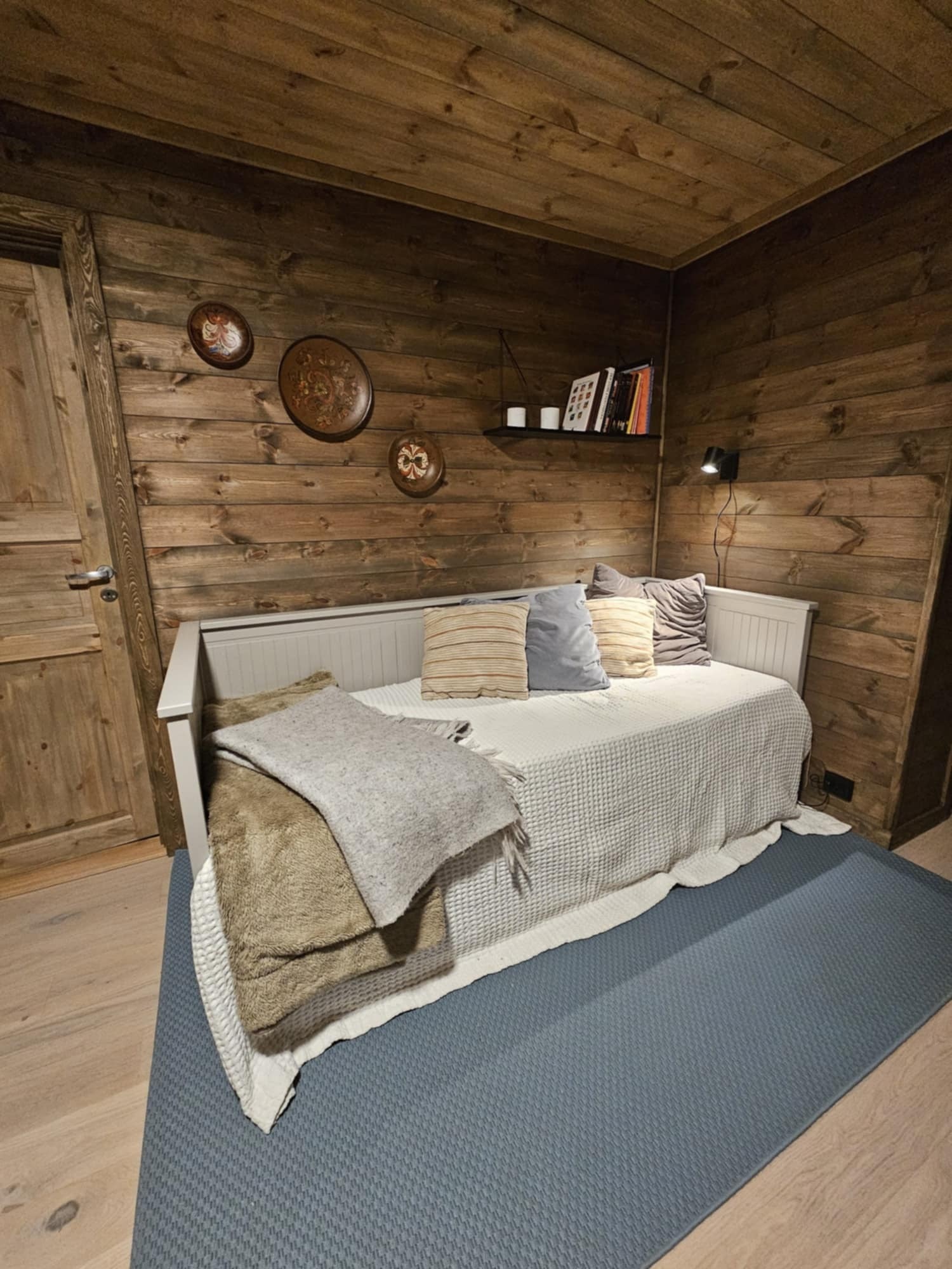 Lesehjørnet + sovesofa til 2 i gangen nede Galleribilde