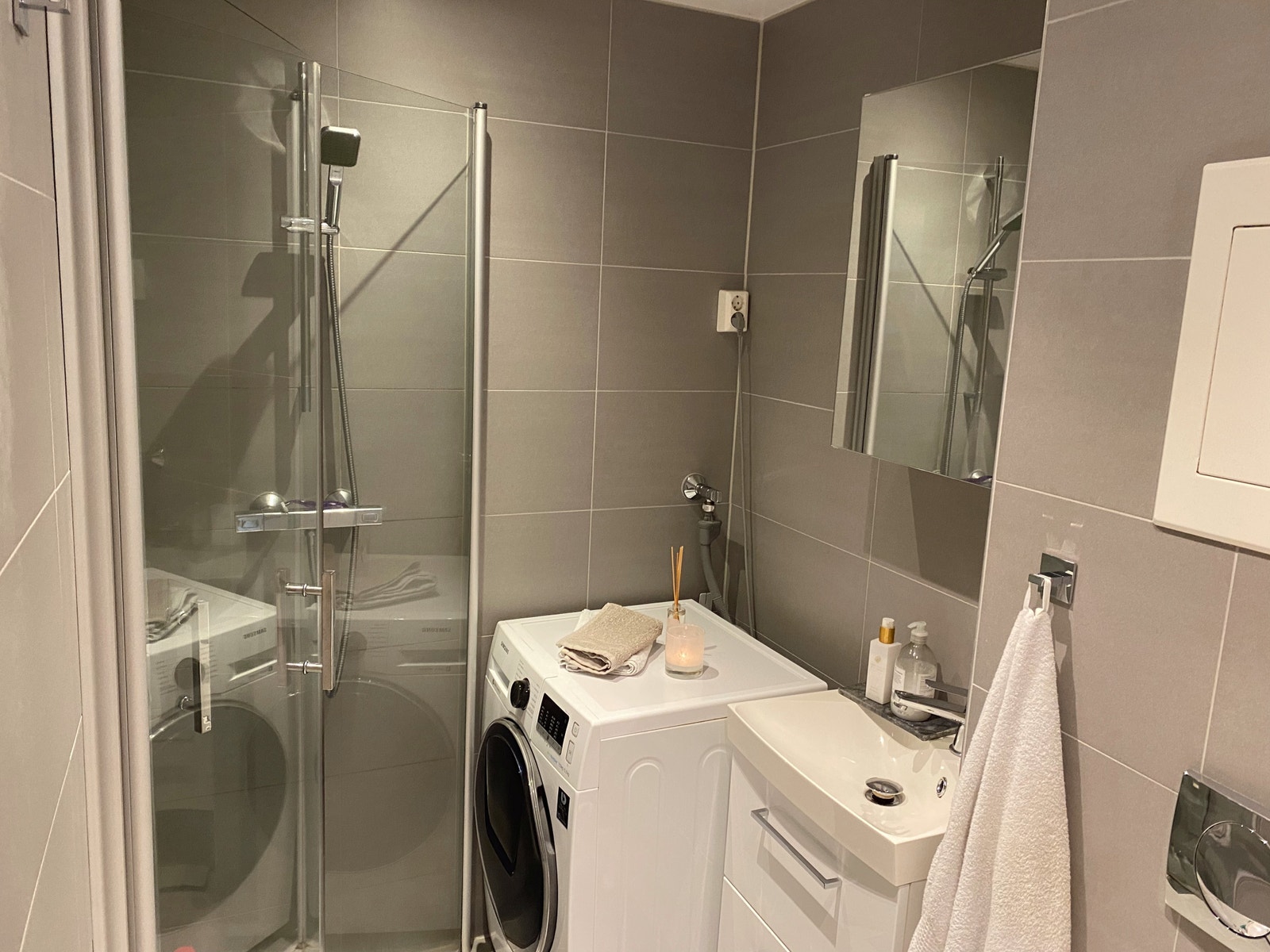 Bad med vaskemaskin Galleribilde