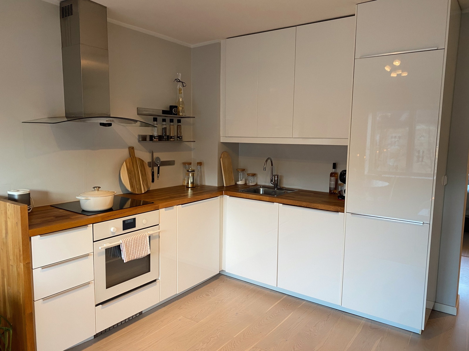 Kjøkken med integrerte hvitevarer Galleribilde