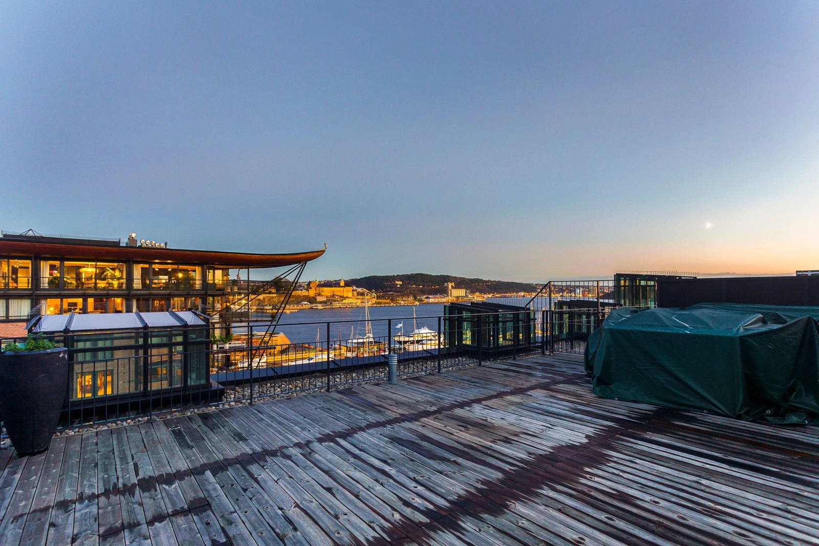 You have full access to the shared roof terrace located on top of the adjacent building. In the summer the terrace is furnished with several seating areas and sun loungers, and is a very pleasant place to spend sunny days. Galleribilde