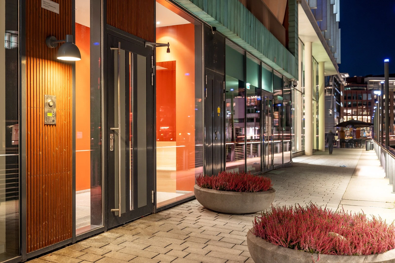 An inviting entry area w/elevator that takes you up to the 6th floor, directly in front of the flat. Galleribilde