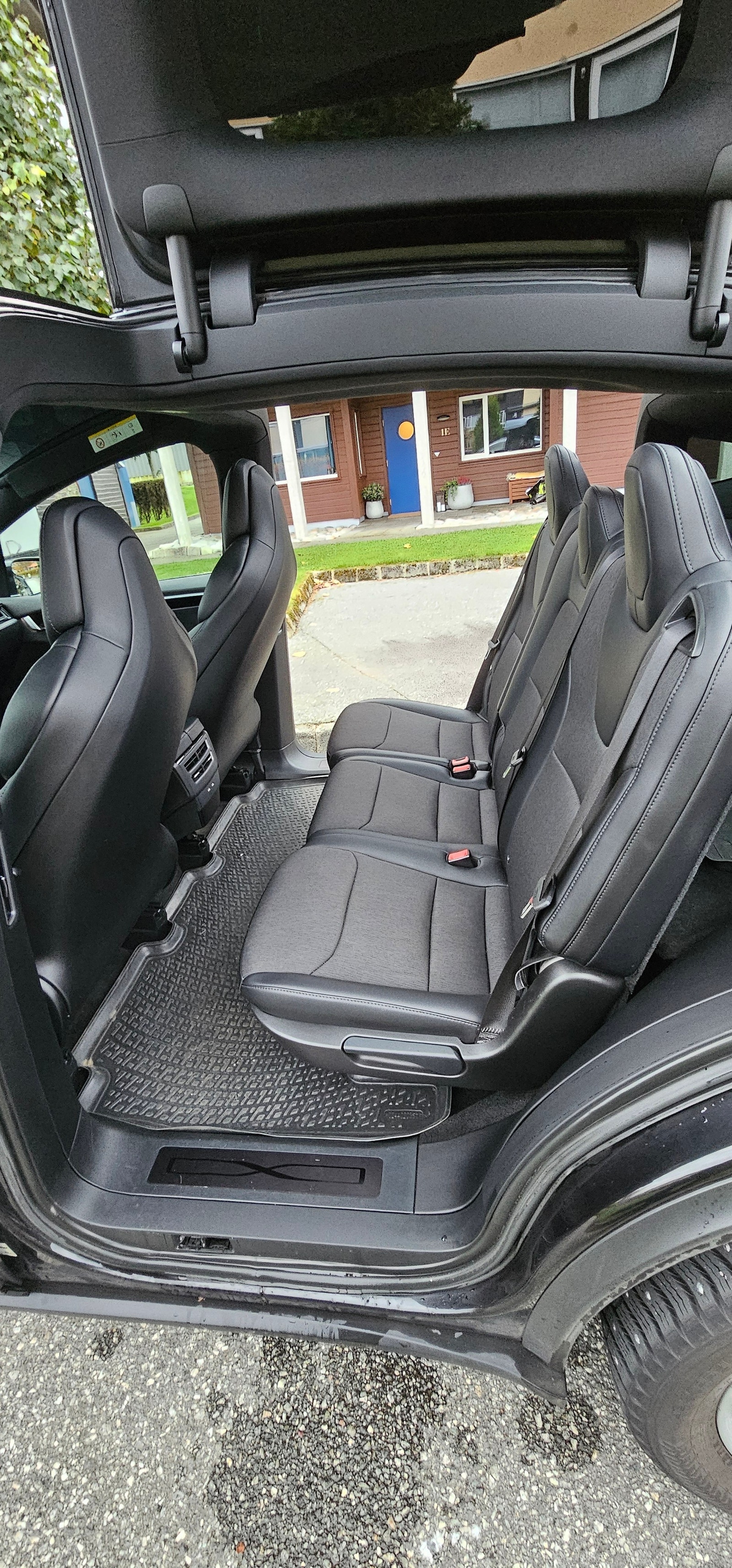 Tesla Model X 4