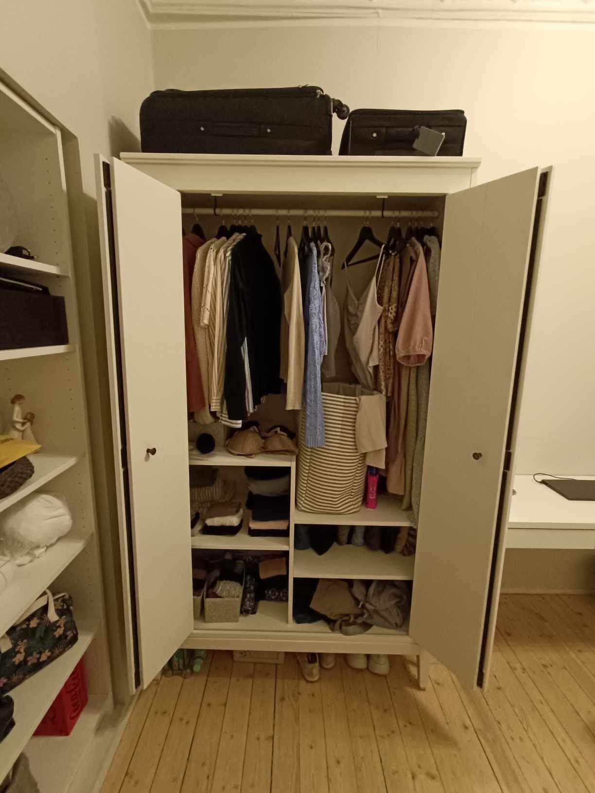 Garderobeskap som kan medfølge Galleribilde