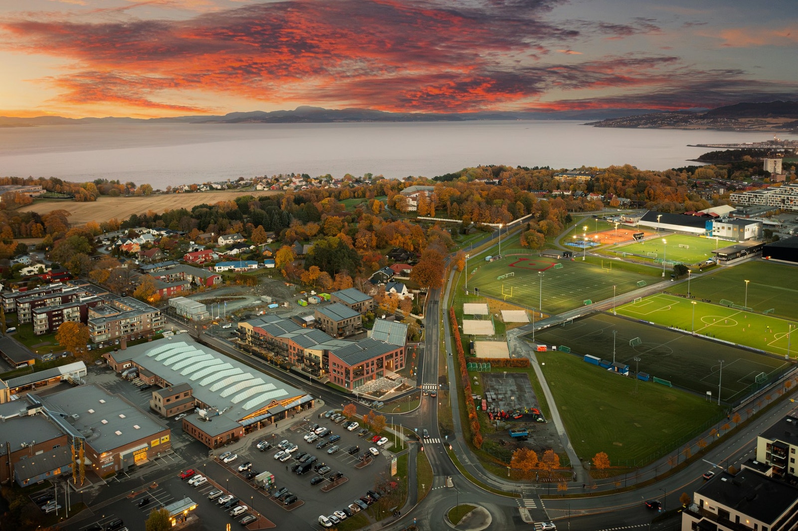 Parsellhaven ligger i rolige omgivelser tilbaketrukket fra gaten, med Ringve Botaniske hage like ved. Her er det kort vei til Korsvika, Ladekaia og til et godt utvalg av butikker og spisesteder. Illustrasjon, avvik vil forekomme. Galleribilde