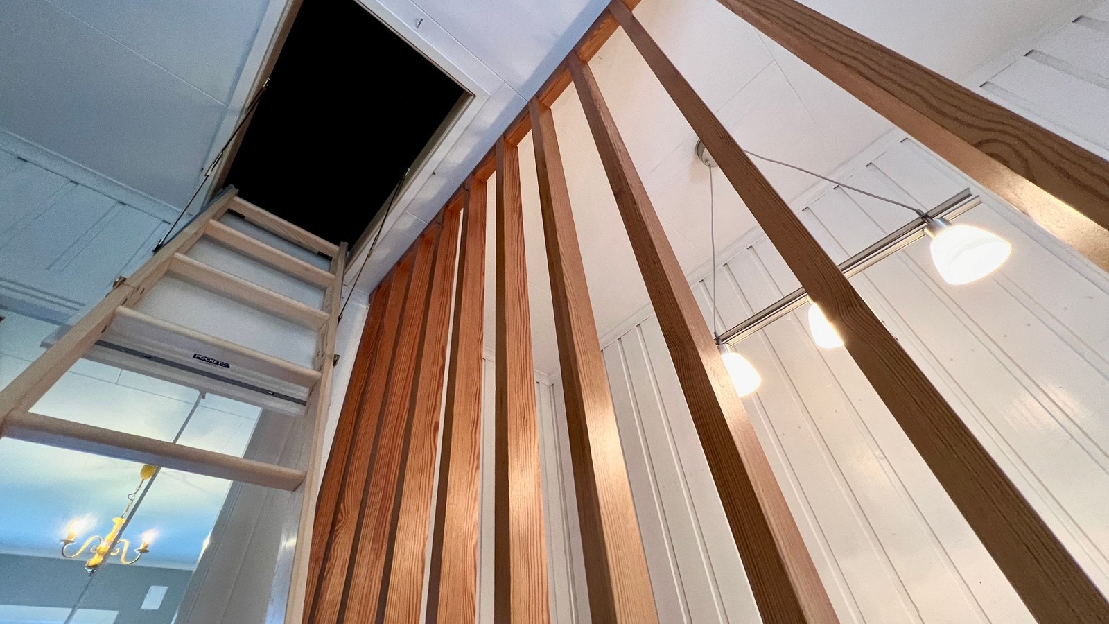 Tilgang til loft fra gangen i annen etasje. Galleribilde