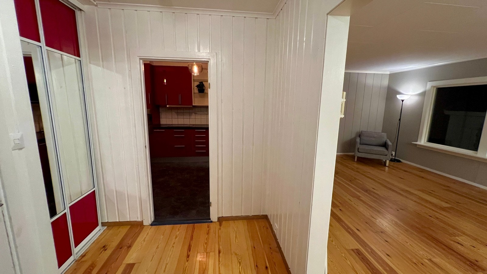 Romslig gang etter vindfanget med garderobe til yttertøy og sko. Galleribilde