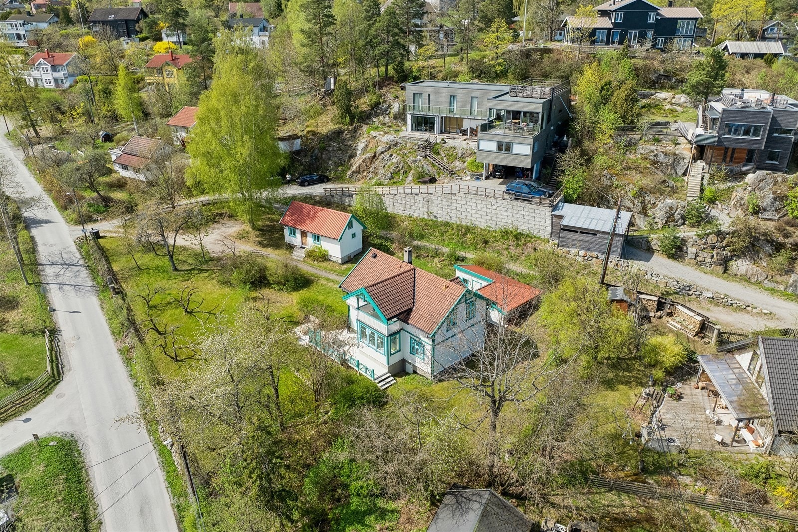 Hele hagen med hus og anneks Galleribilde