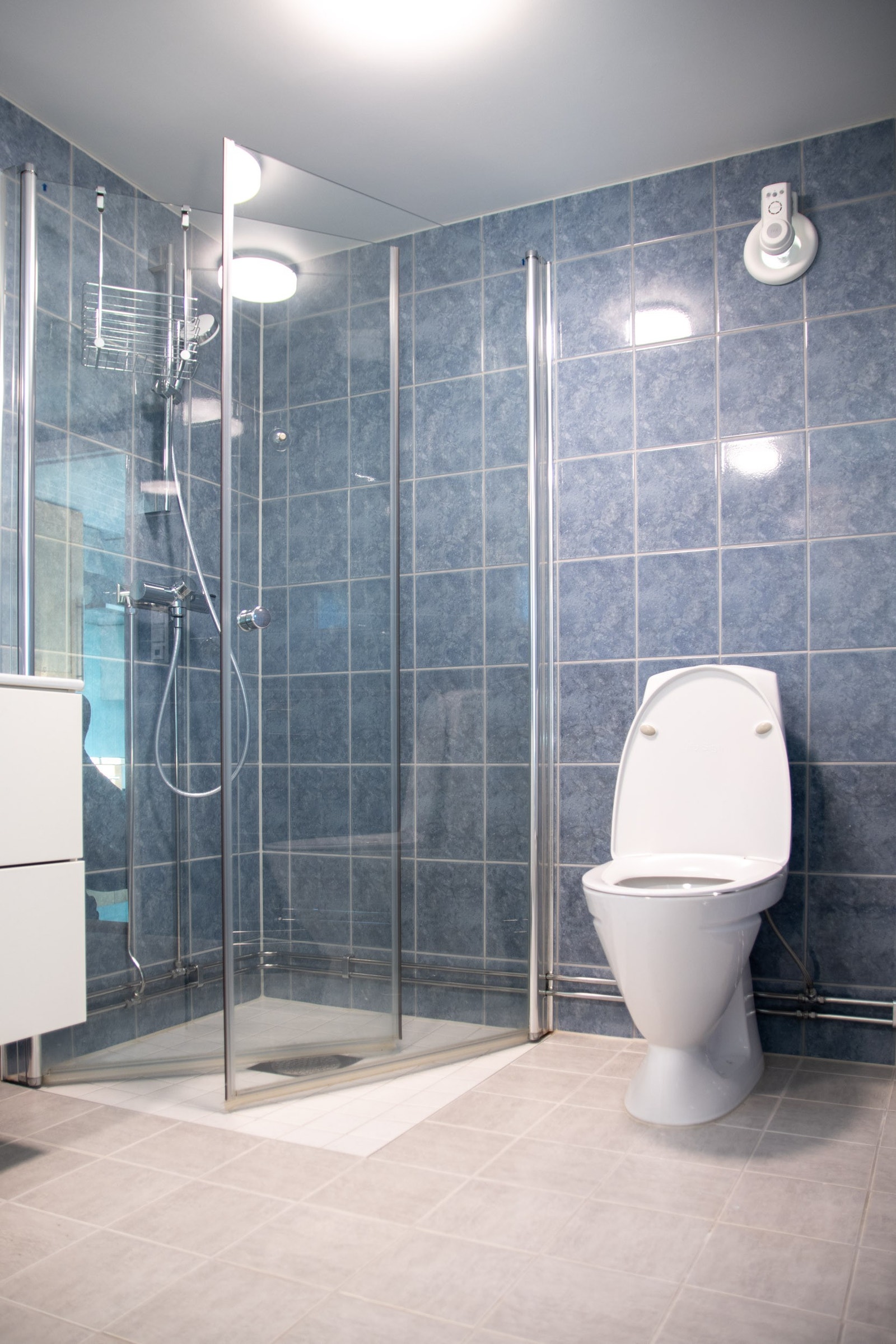 Flislagt bad med god standard. Dusj og toalett. Galleribilde