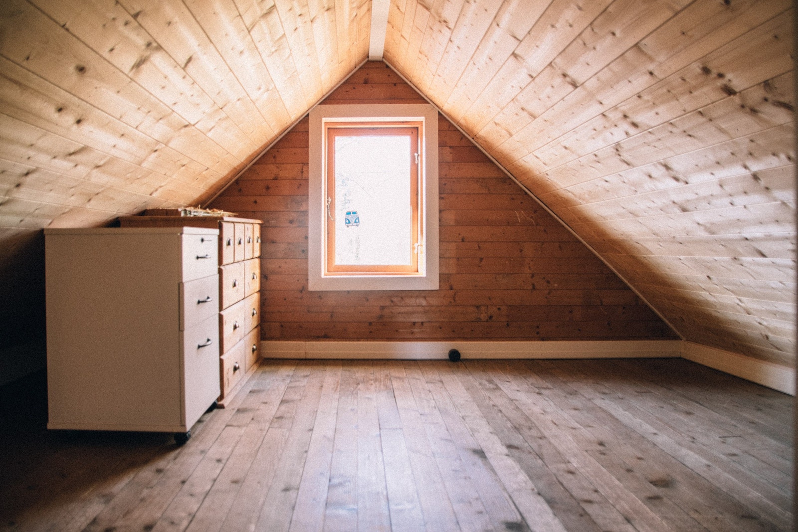 Sovehems 1. Hyggelig med trepanel og lavt under taket. Galleribilde