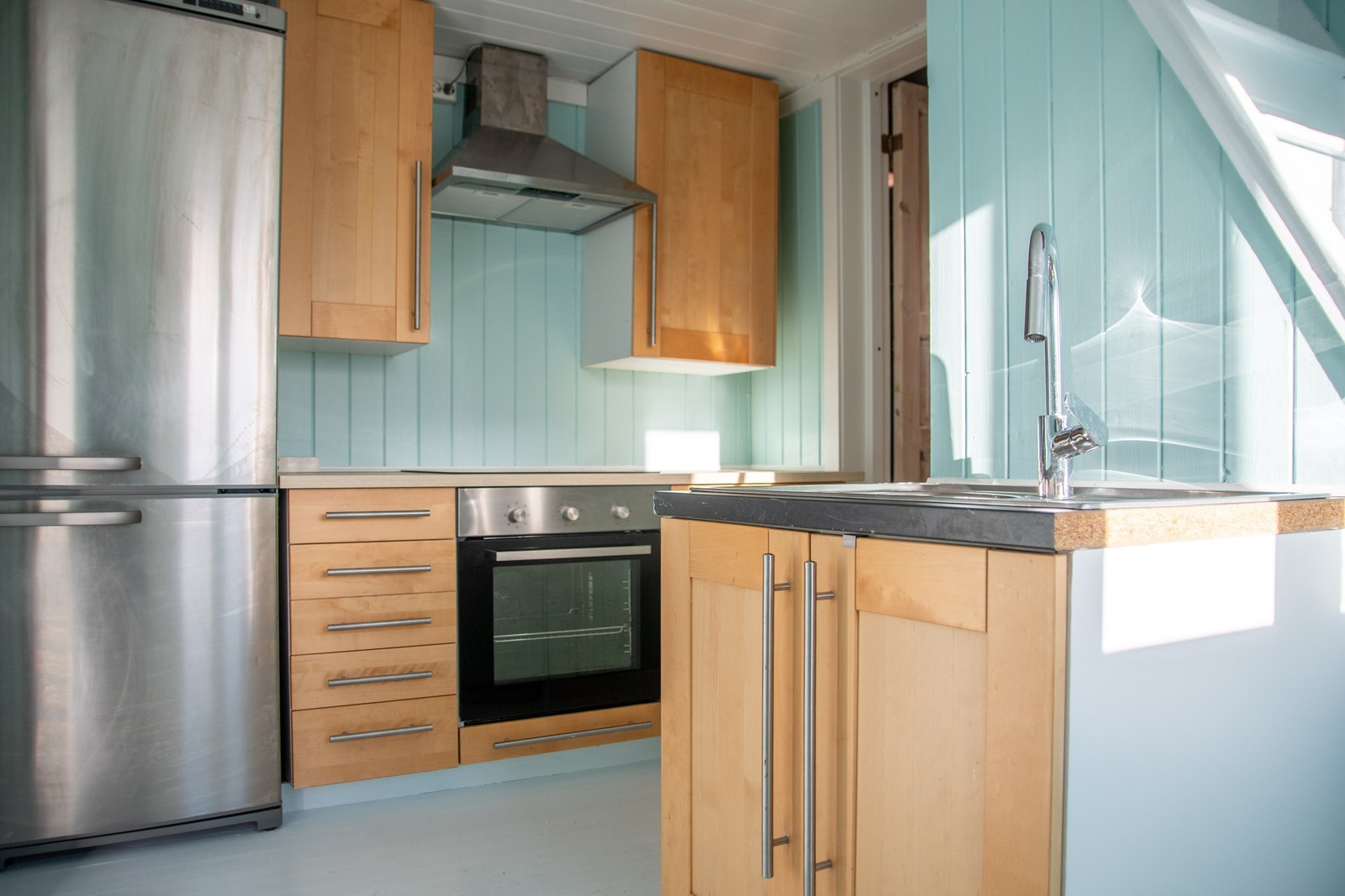 Kjøkken med hvitevarer. Stekeovn, platetopp og kombinert kjøleskap og fryser. Galleribilde