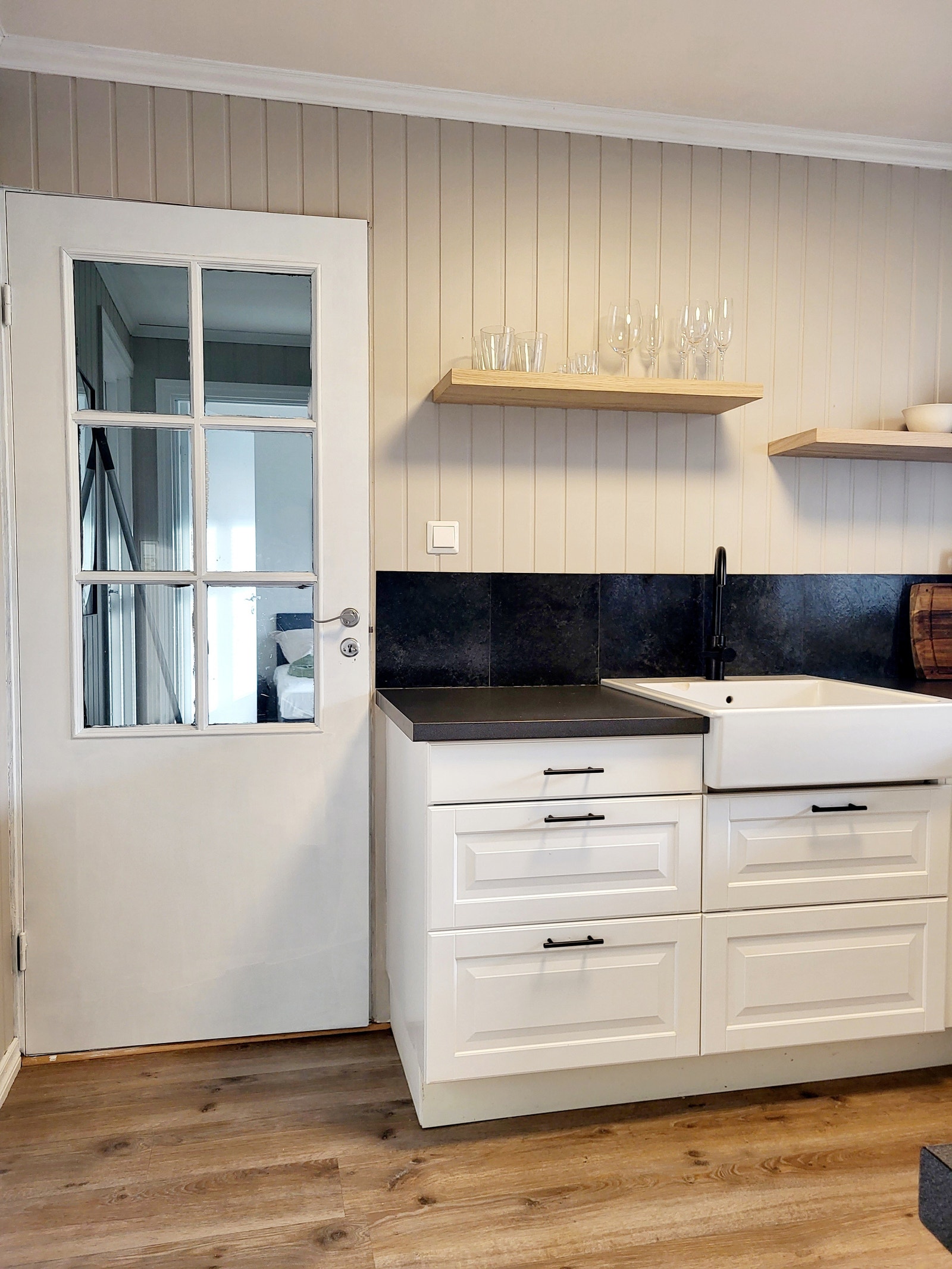 Kjøkken med dør ut til gang. Galleribilde