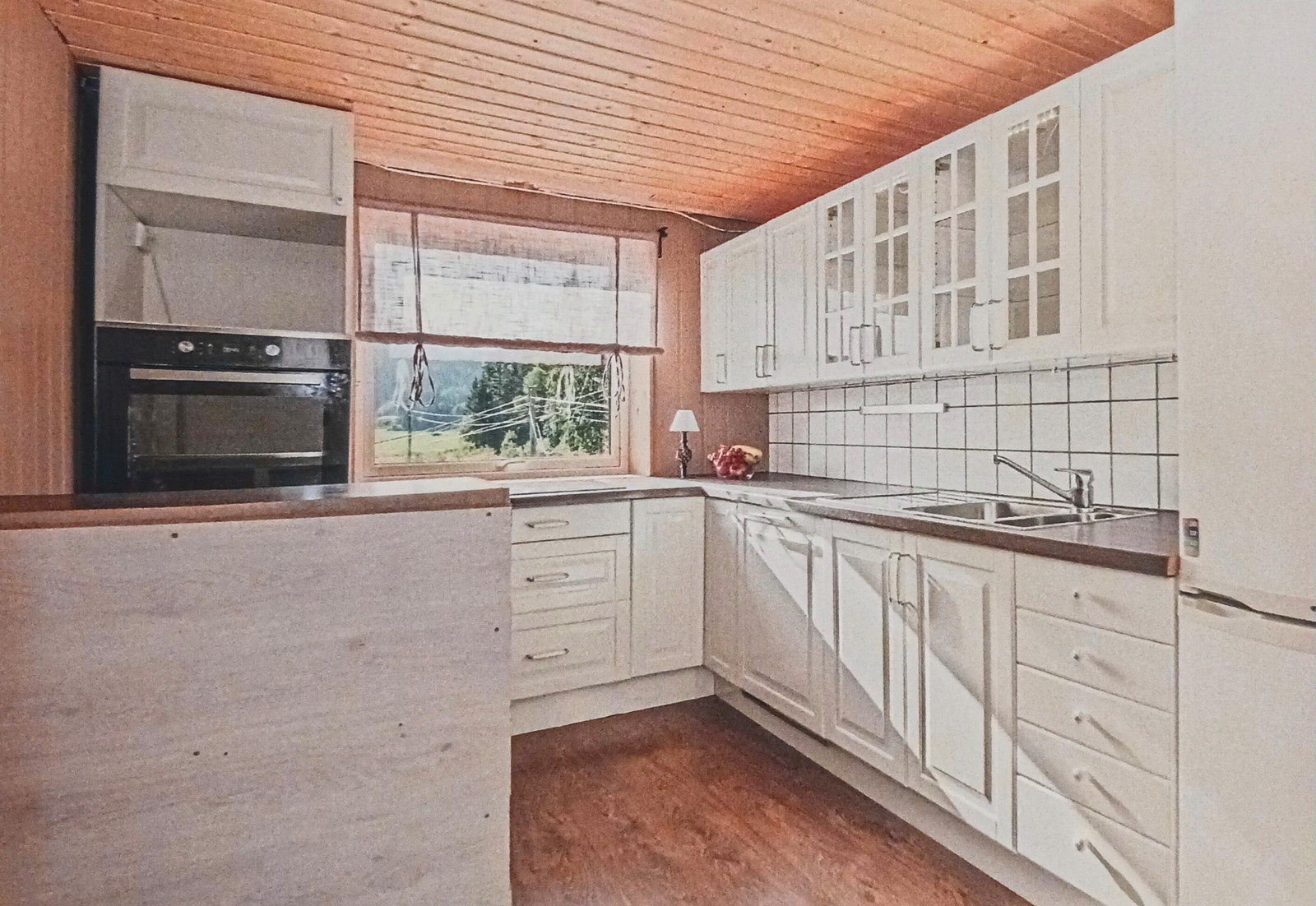 Kjøkken med integrert ovnen, oppvaskmaskin, kombiskap og mikroovn som ikke er på bilde nå Galleribilde