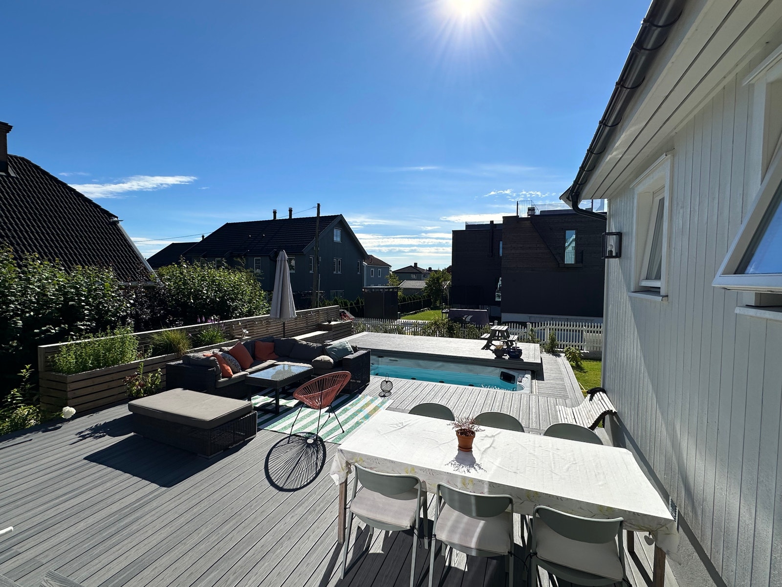 Hyggelig sittegruppe med sofa og parasoll Galleribilde