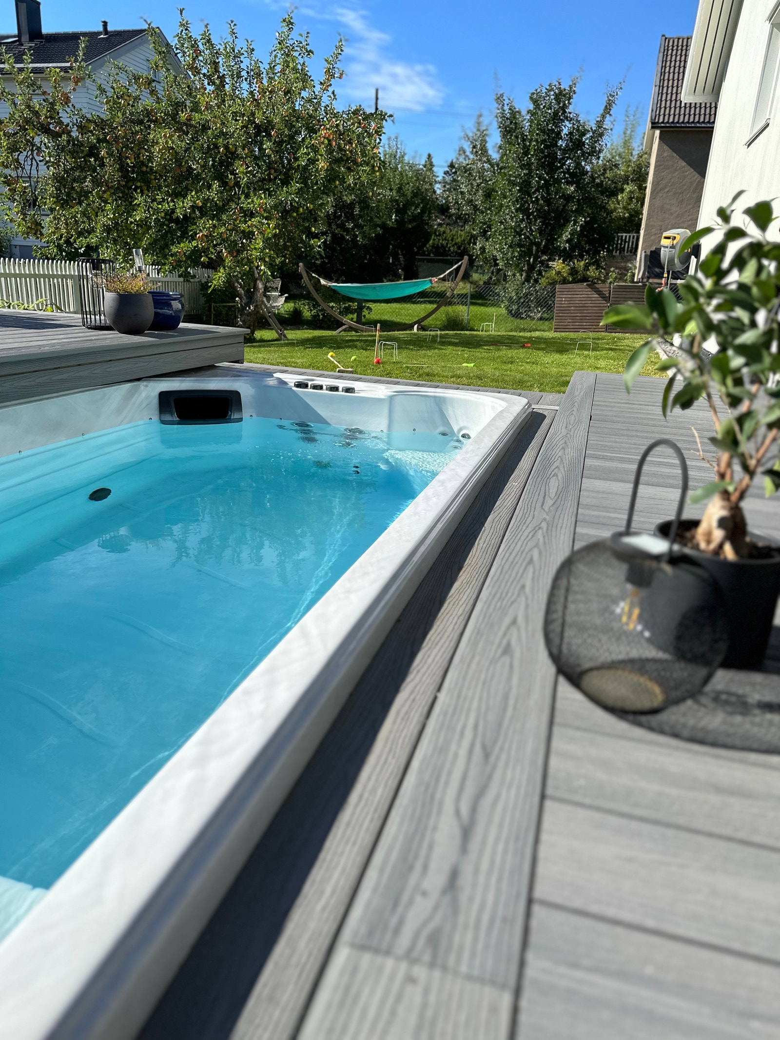 Hyggelig uteplass med oppvarmet motstrømsbasseng med boblebad Galleribilde