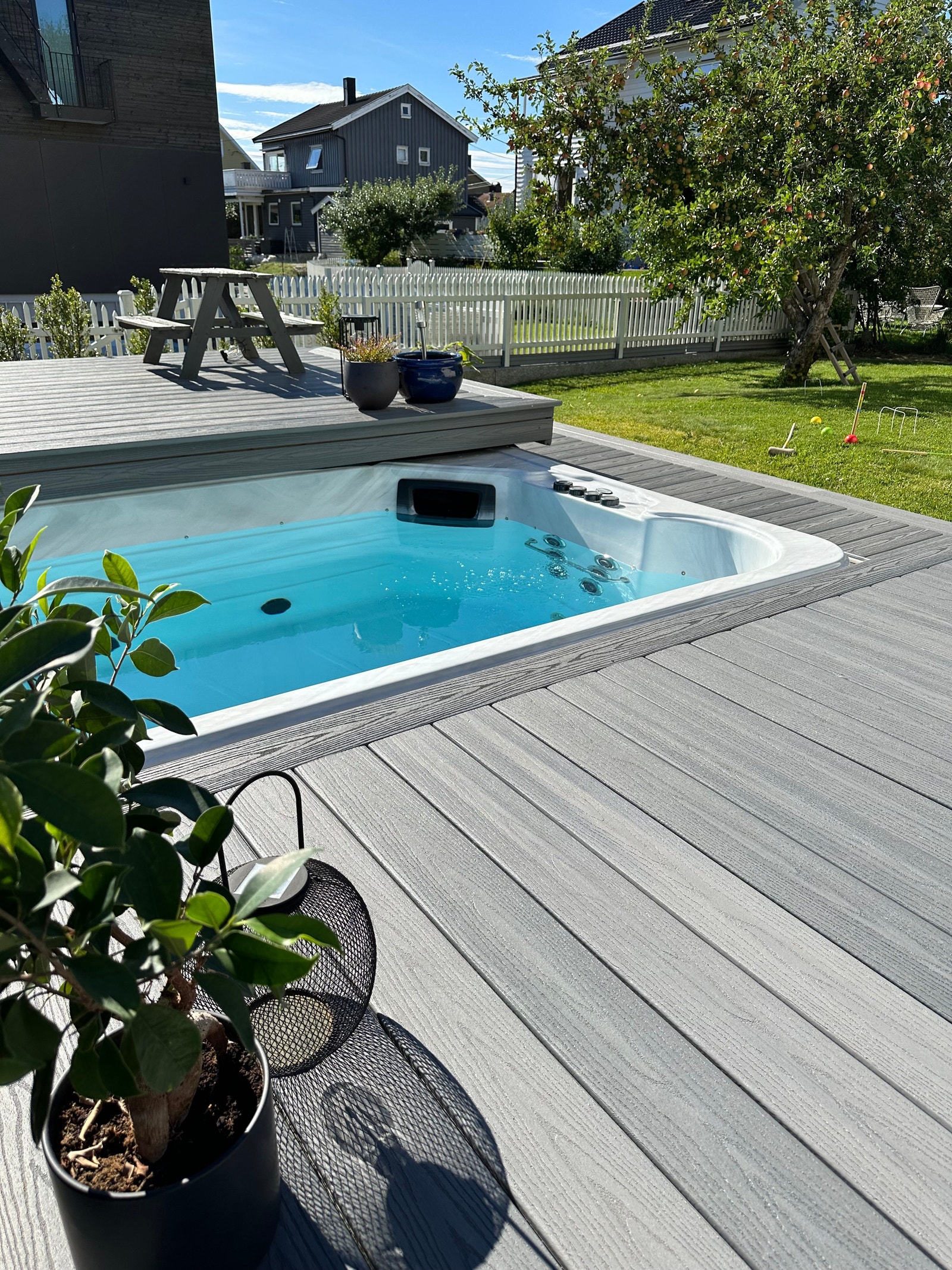 Sommeridyll med oppvarmet basseng og stor hage Galleribilde